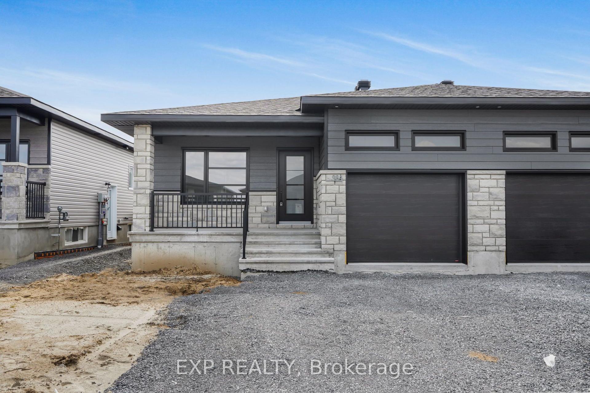 995 Katia Street, The Nation — Semi-Detached for sale, photo 1