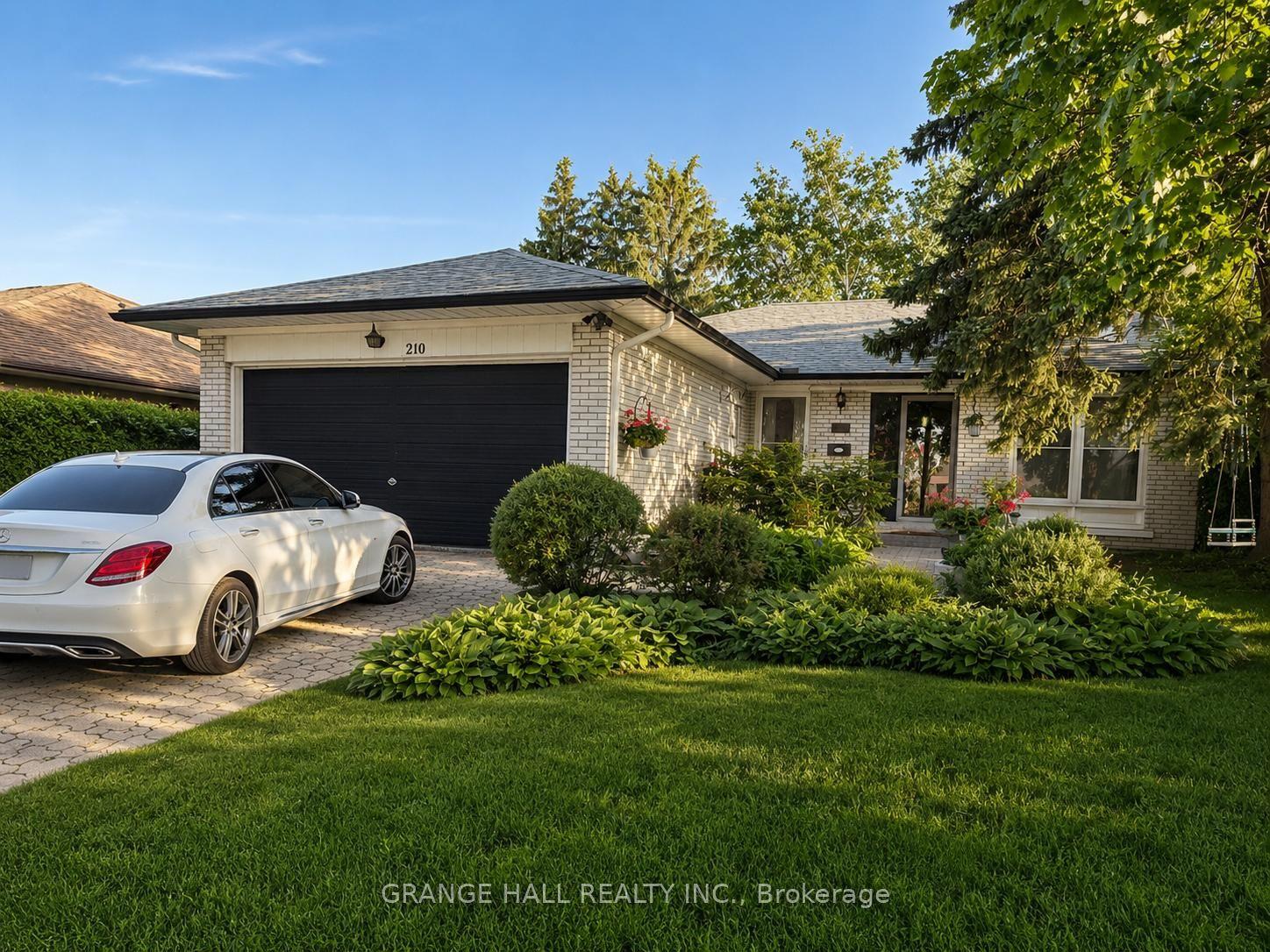 210 Lloyd Manor Road, Toronto — Detached for sale, photo 1