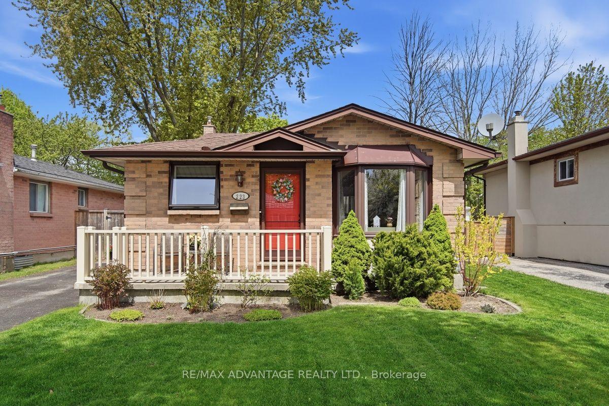 223 Ardsley Crescent — photo 1