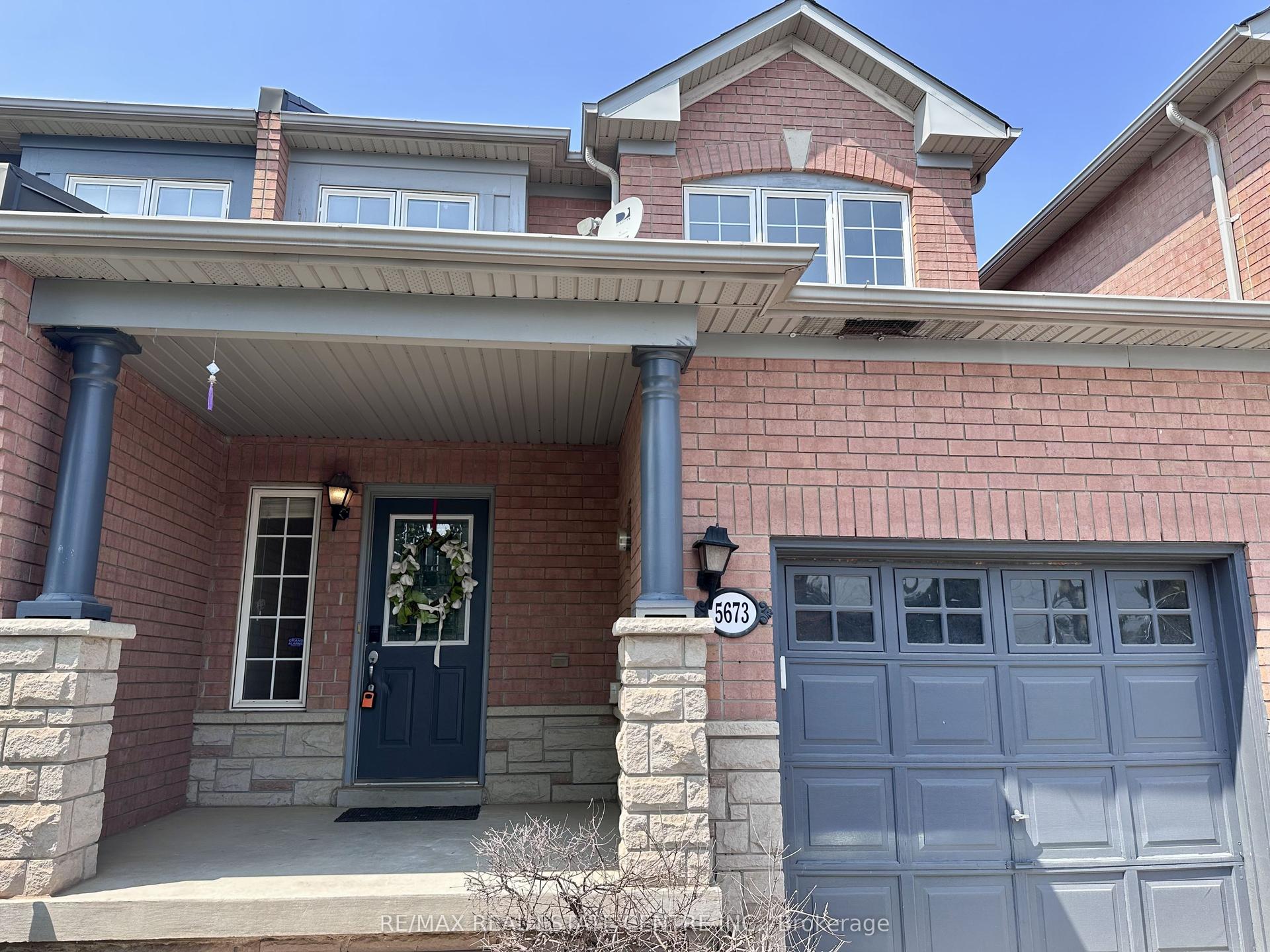 5673 Flora Drive, Burlington — Townhouse for lease, photo 1