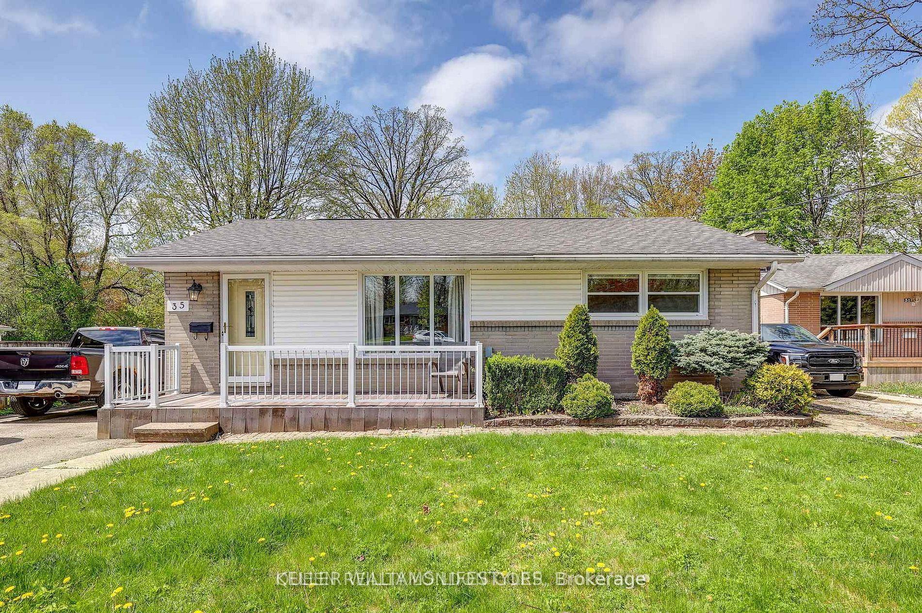 35 Thorncrest Crescent — photo 1