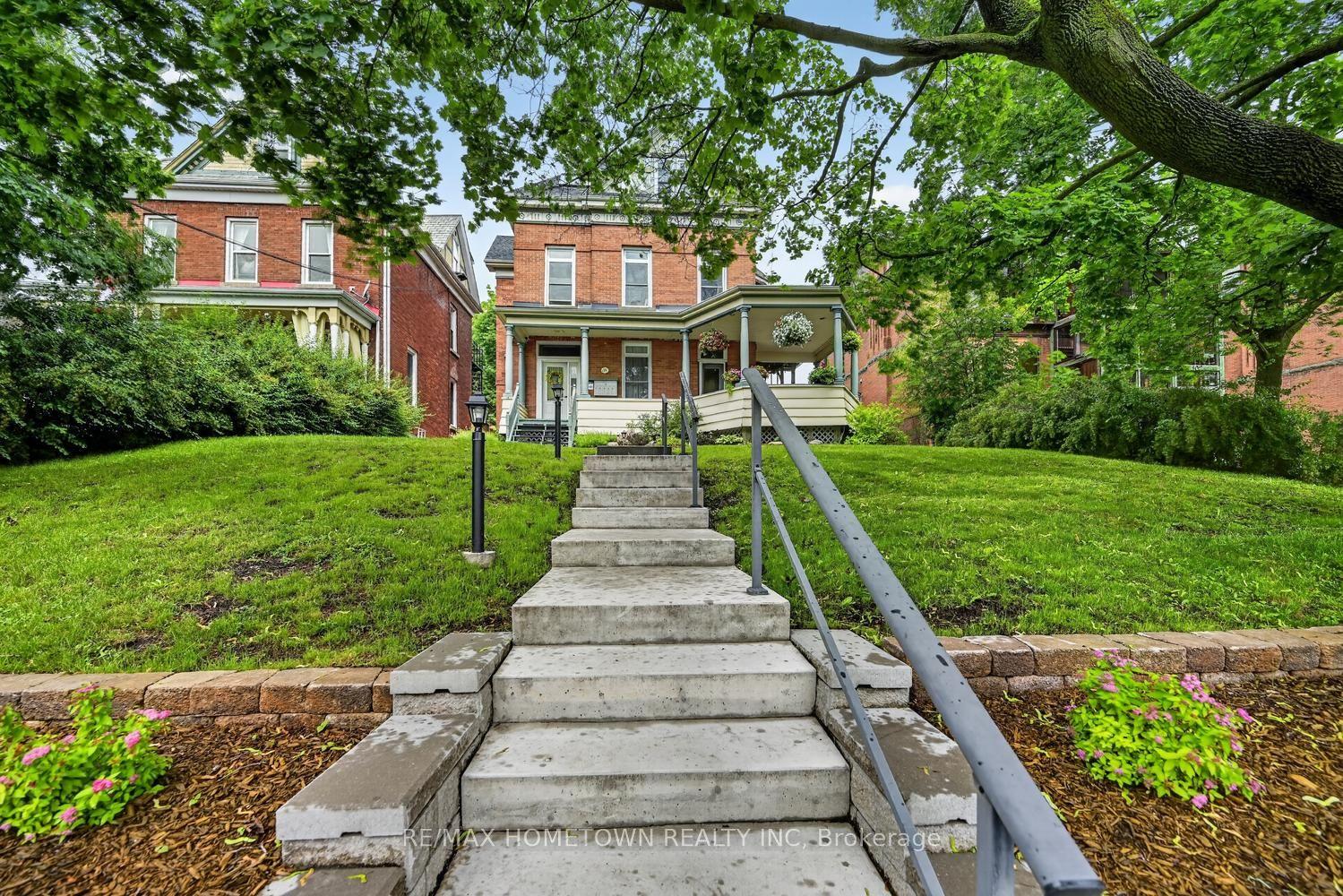 98 Pine Street, Brockville — Multiplex for sale, photo 1