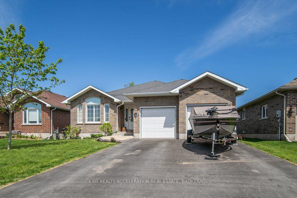 92 Hartwood Crescent — photo 1