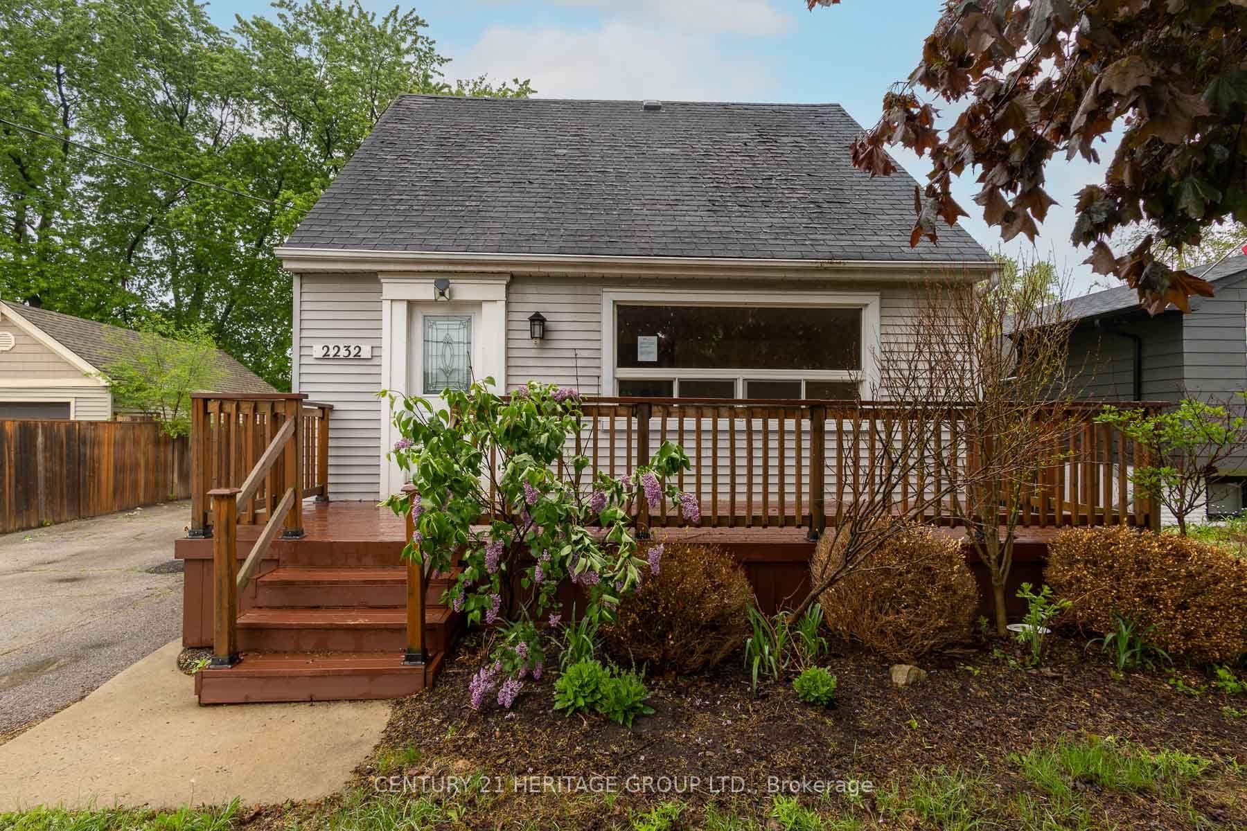 2232 Queensway Drive — photo 1