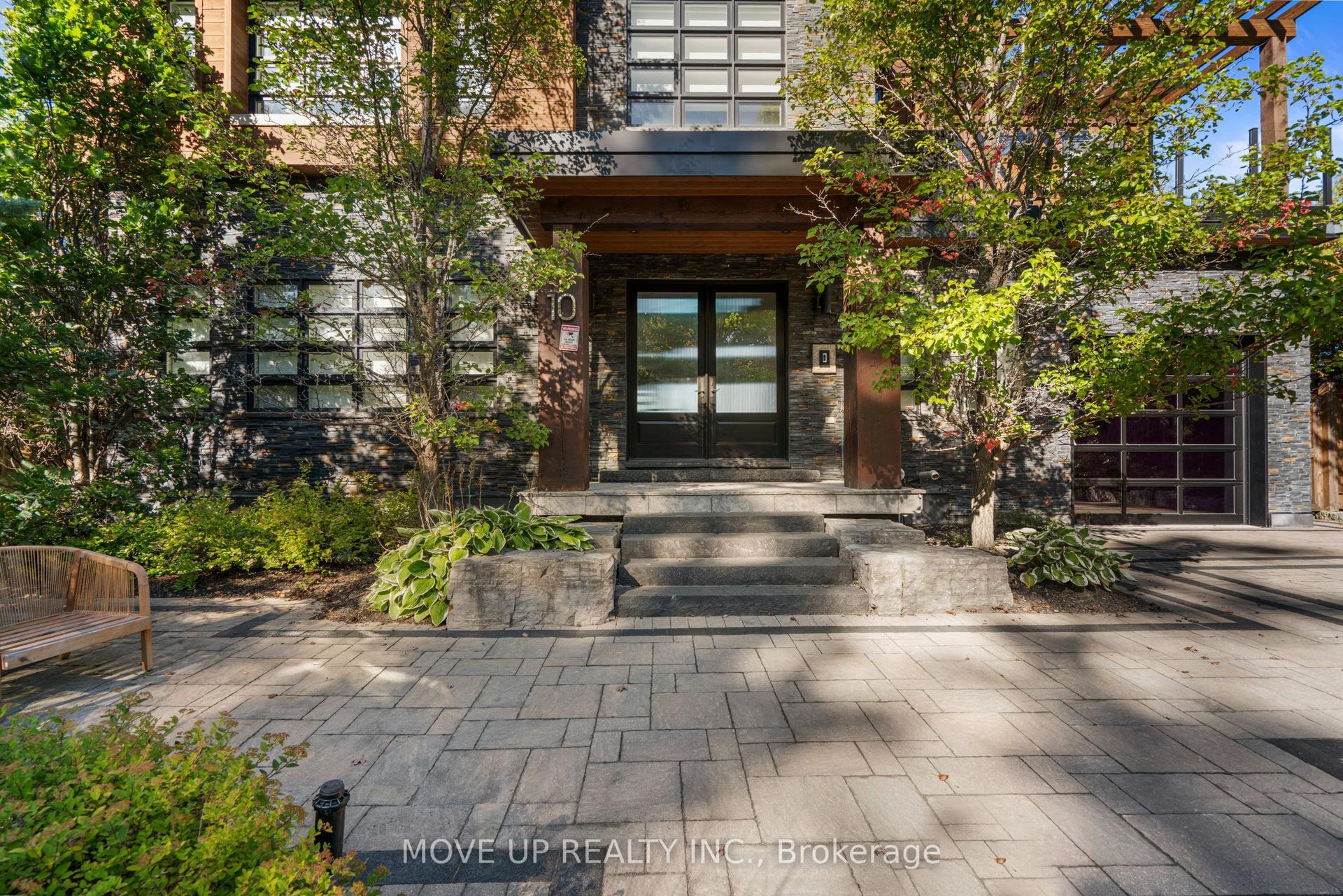 10 Hiawatha Avenue — photo 1