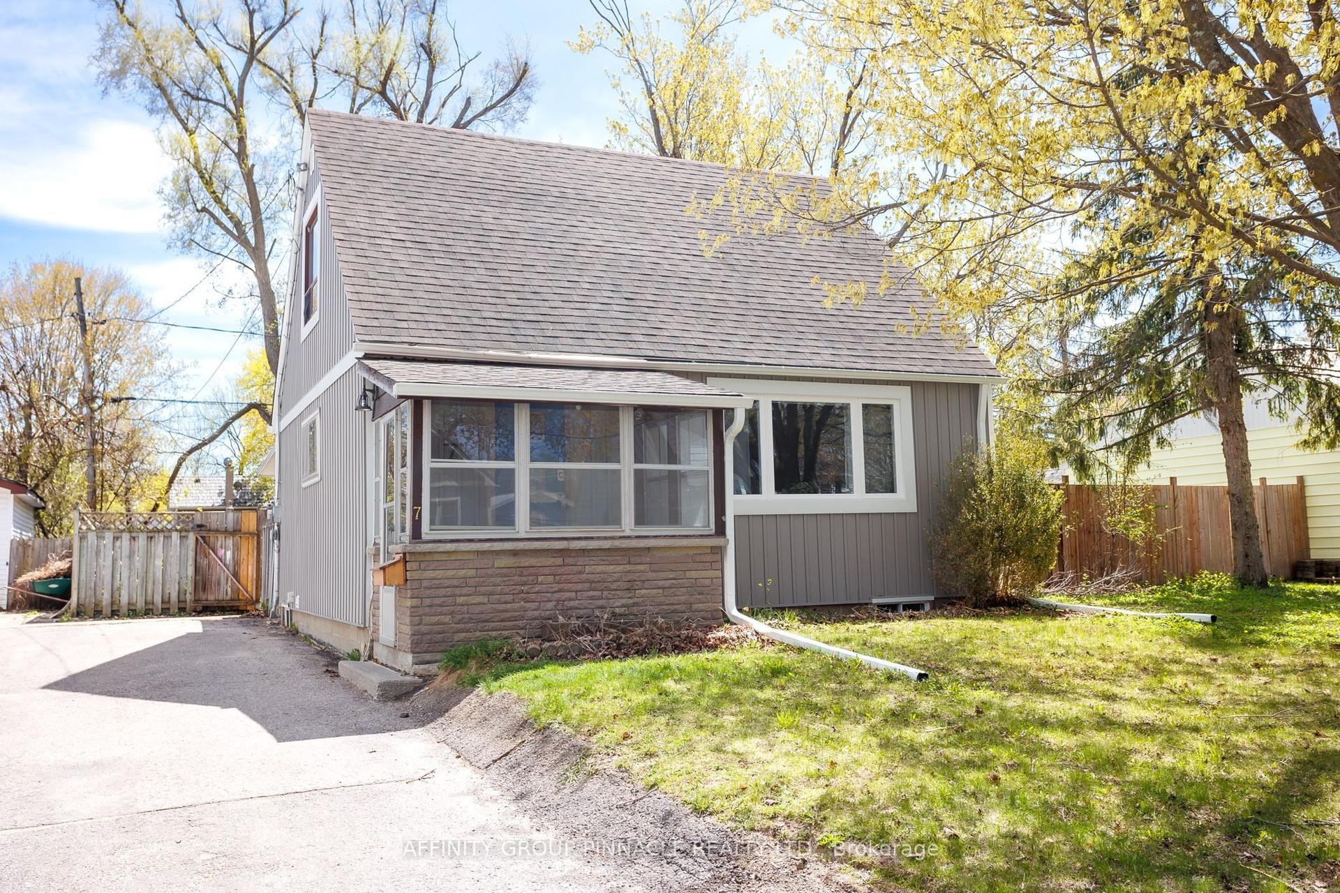 7 Churchill Crescent — photo 1