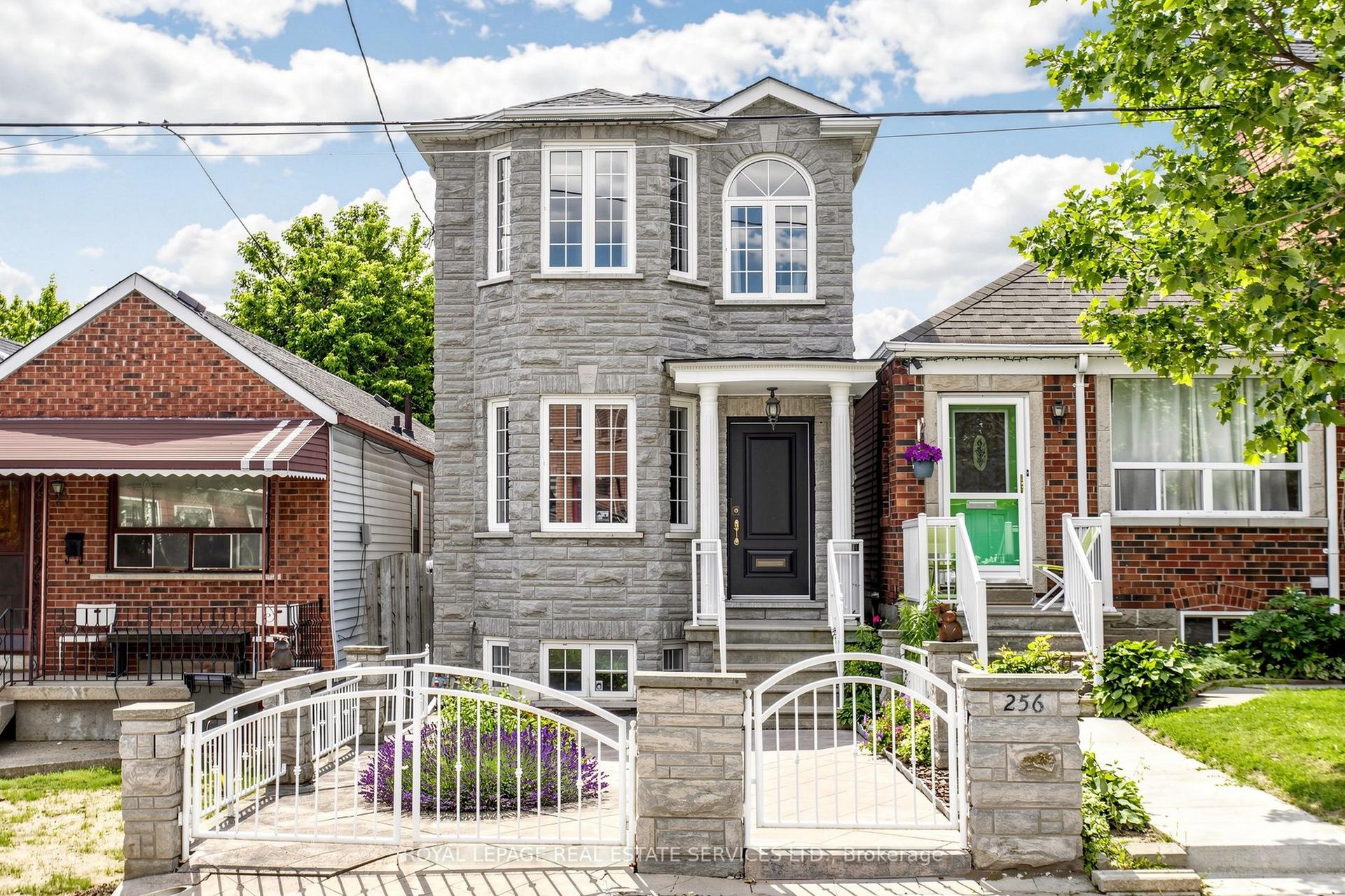 256 Earlscourt Avenue — photo 1