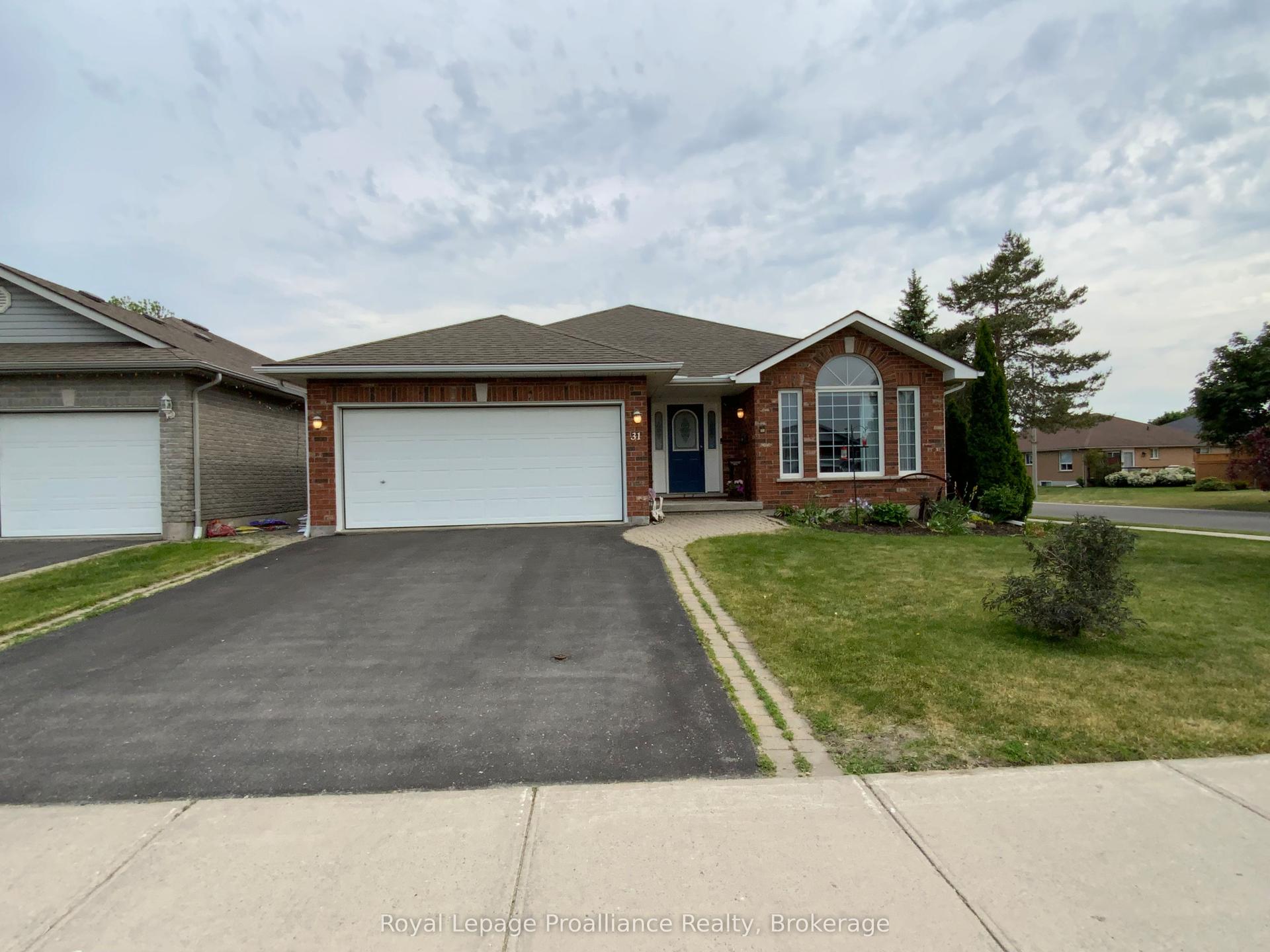 31 Hemlock Crescent — photo 1