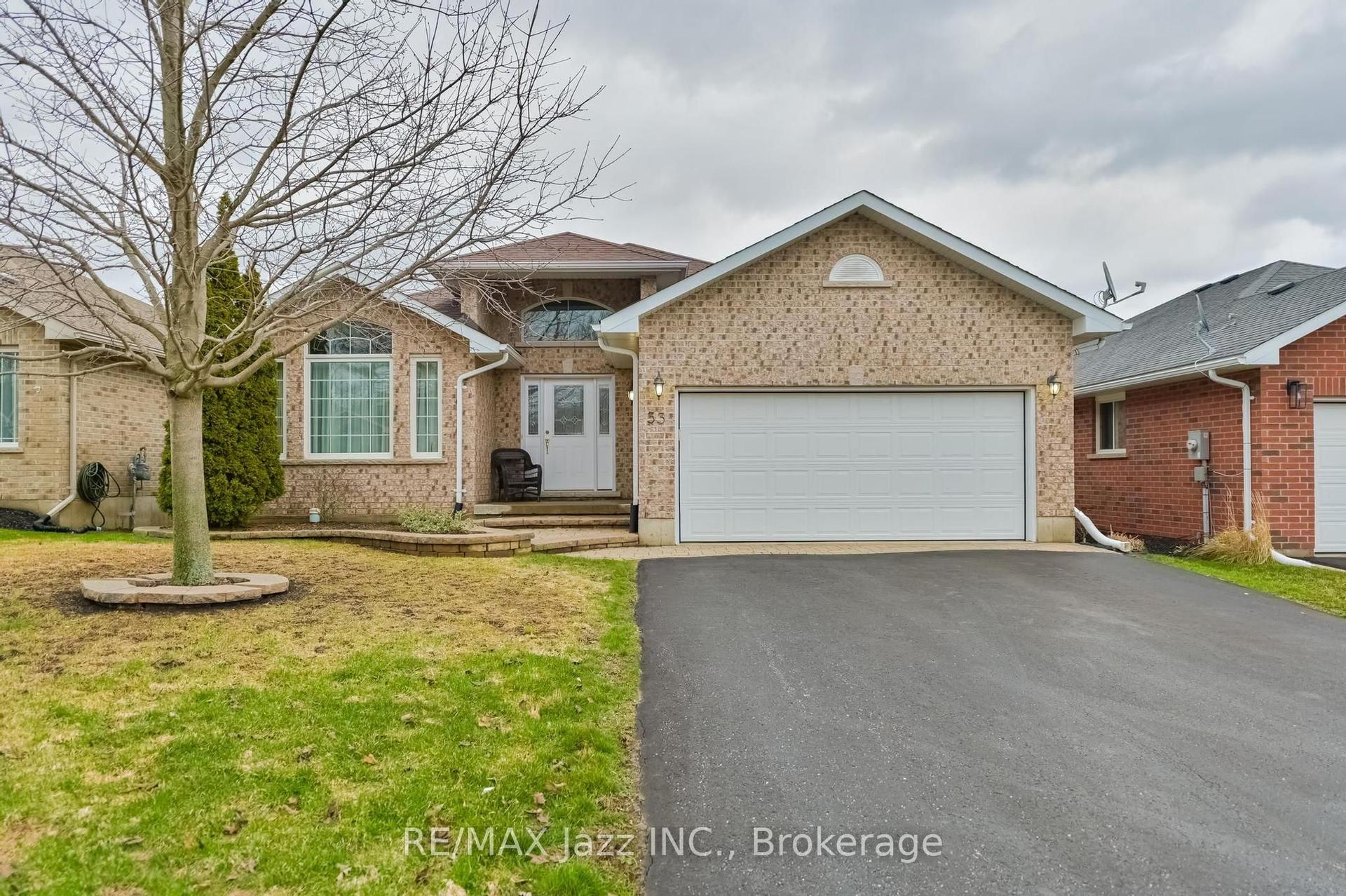 33 Ashwood Crescent — photo 1