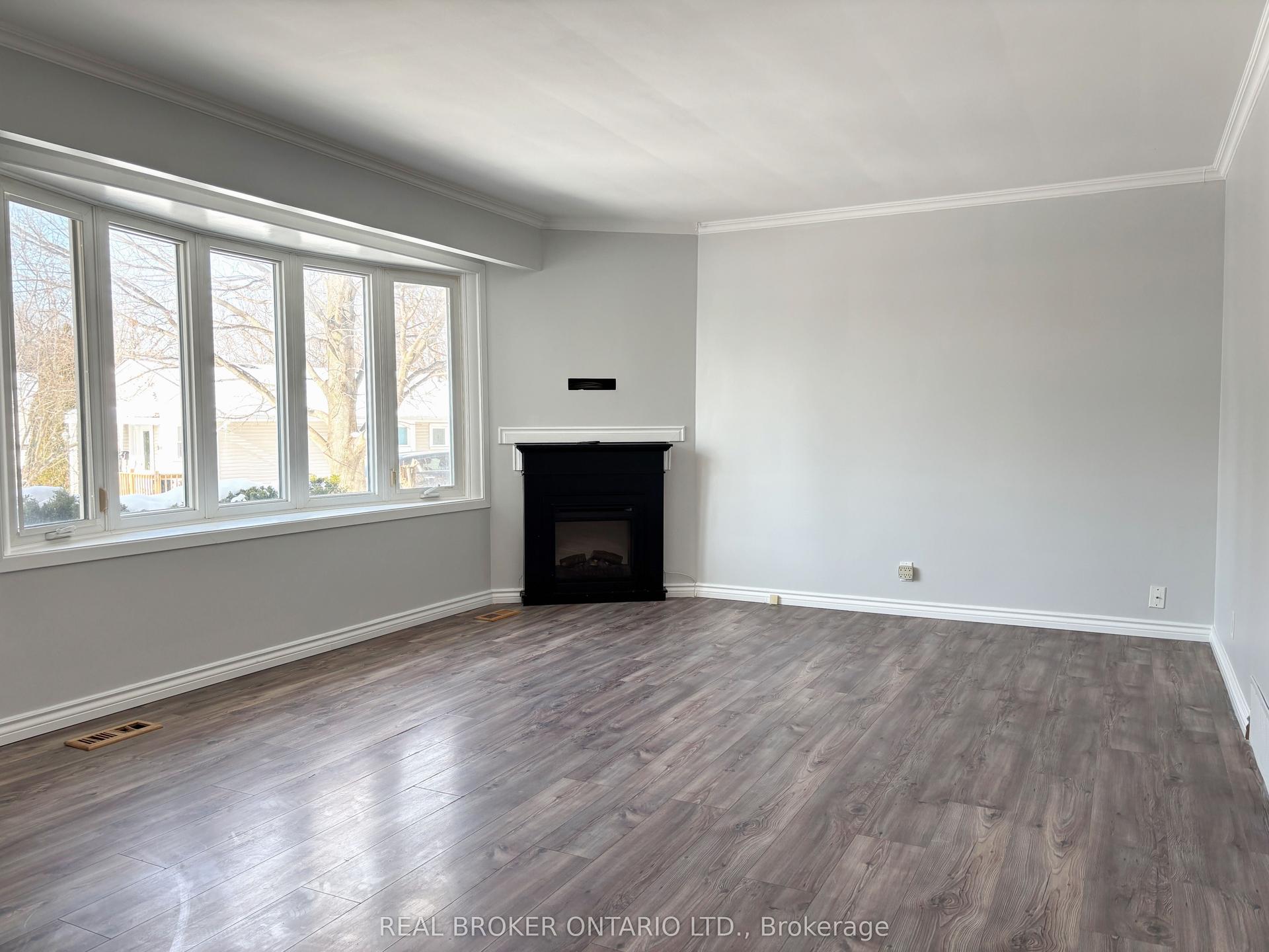 327 Dover Street Main Fl #Main Fl, Oshawa — Detached for lease, photo 1