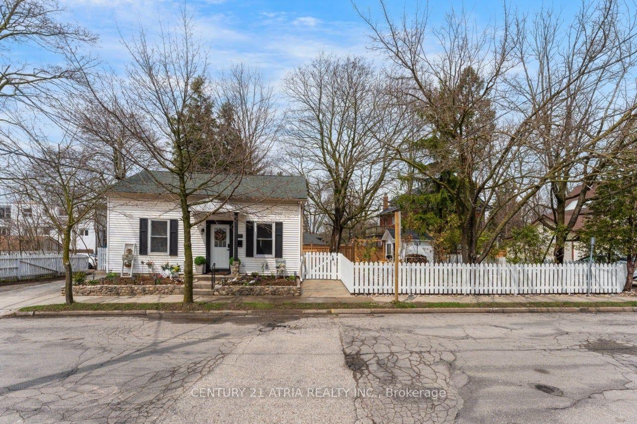 132 Waterloo Street N — photo 1