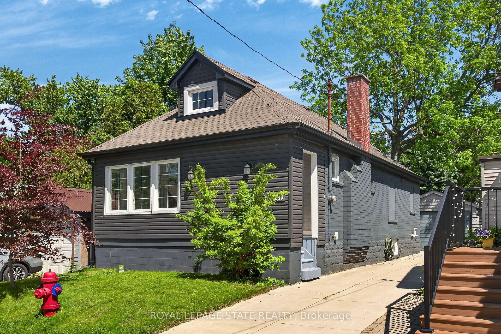 219 Hess Street S — photo 1