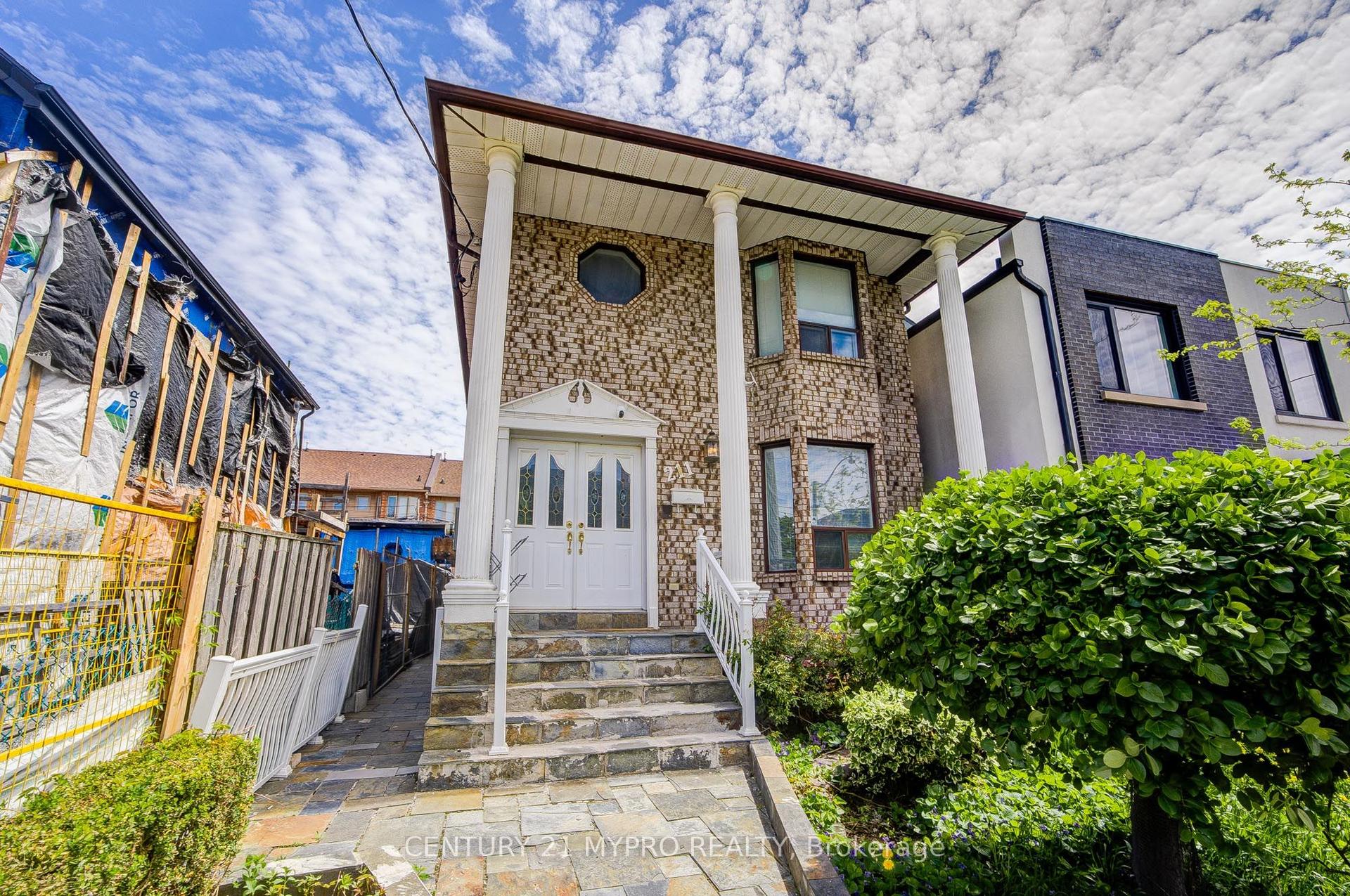 211 Bellwoods Avenue — photo 1