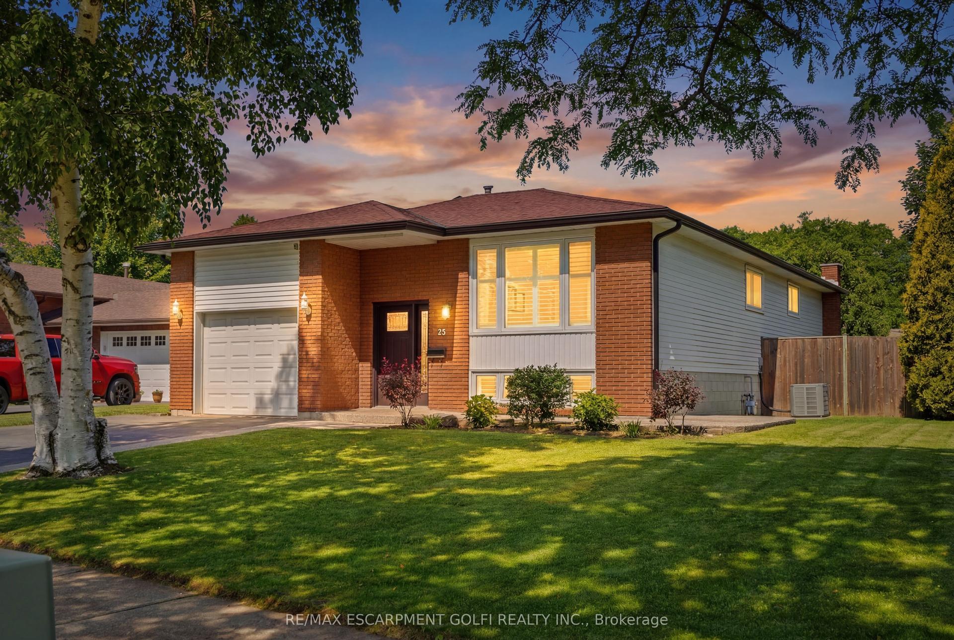 33 Debora Drive, Grimsby — Detached for sale, photo 1