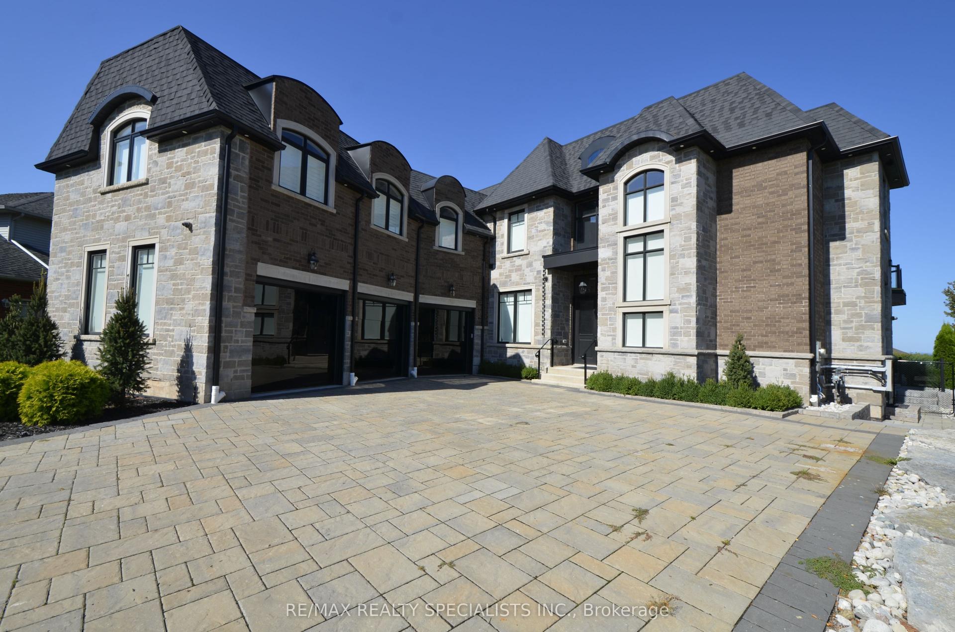 16 SHORELINE Crescent — photo 1