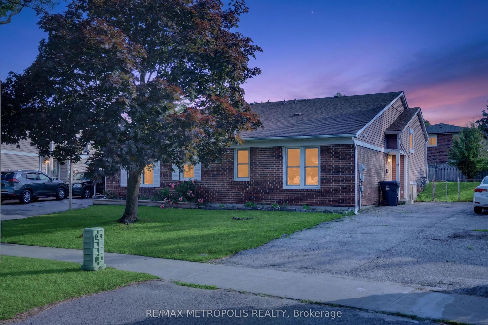 16 Stanbridge Court, Toronto — Semi-Detached for sale, photo 1