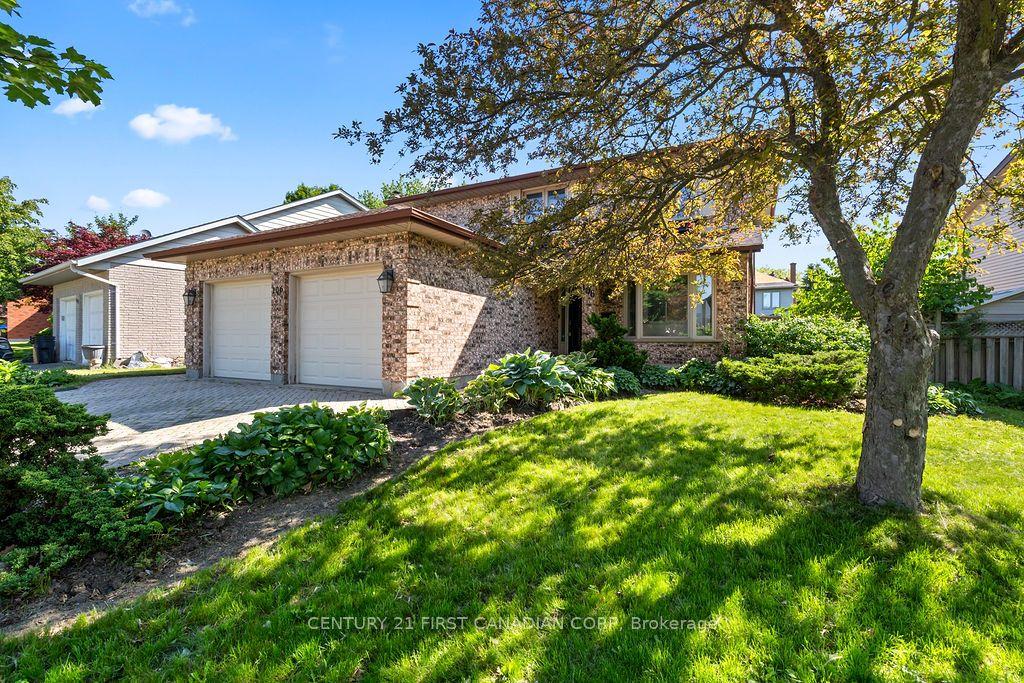 106 PINE VALLEY Drive W — photo 1