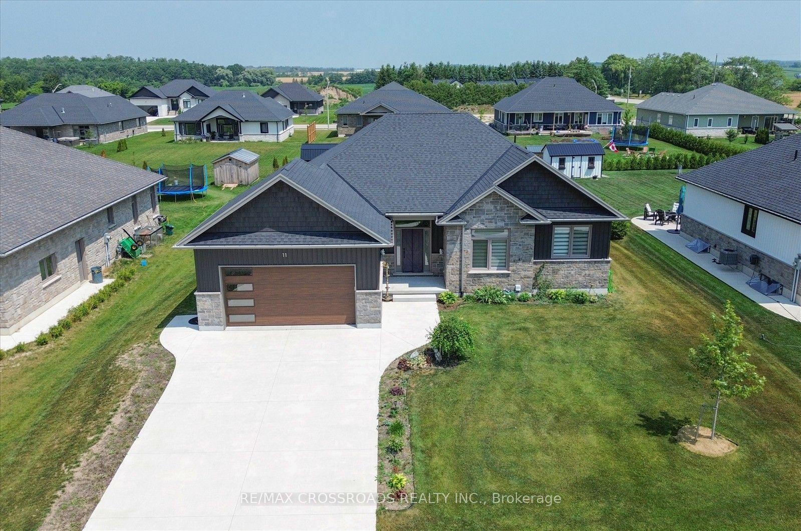 11 MCTAVISH Crescent N, Huron-Kinloss — Detached for sale, photo 1