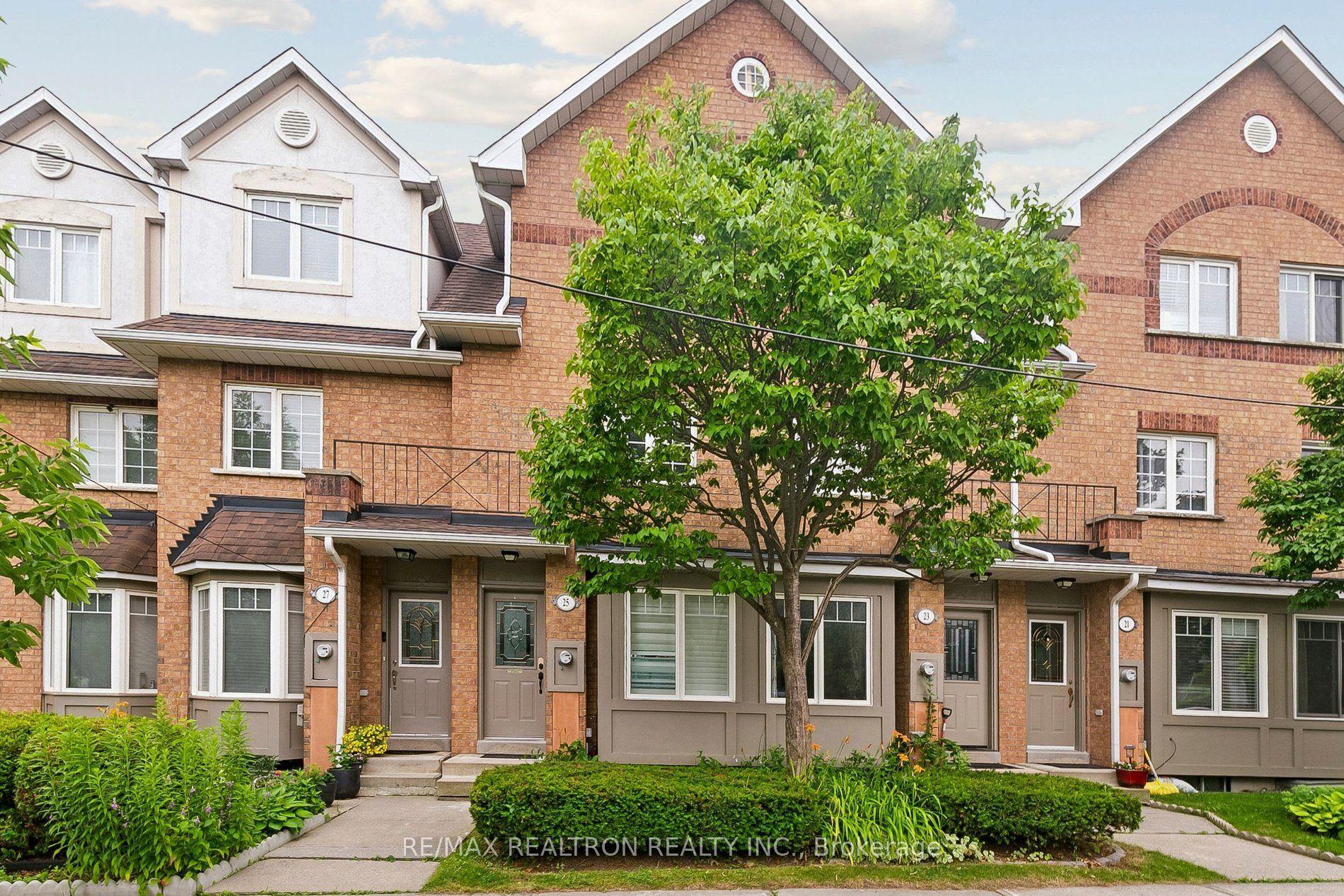 25 Hedge End Road, Toronto — Condo Town for sale, photo 1