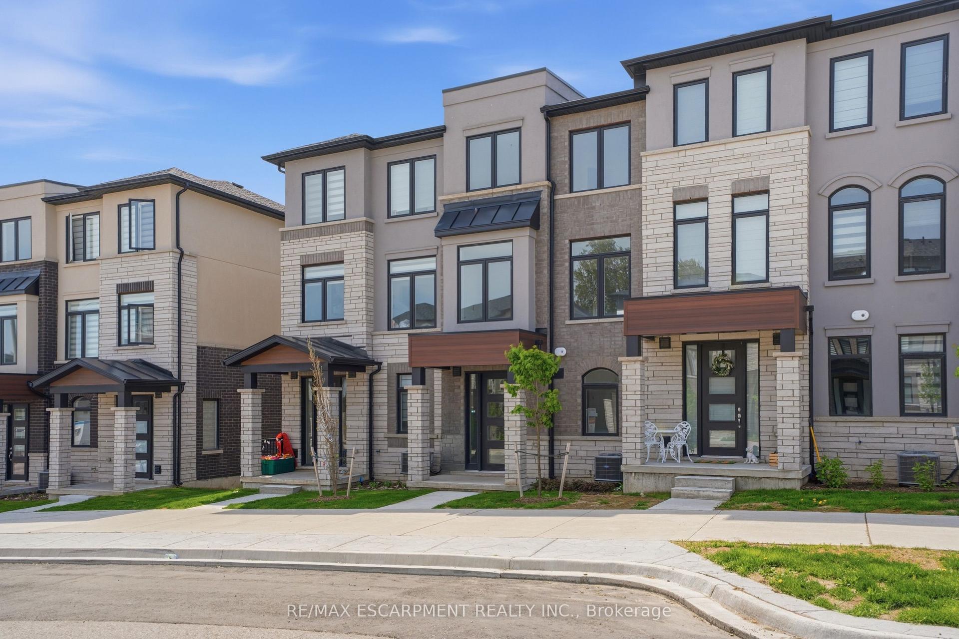 155 Equestrian Way Unit 33 #Unit 33, Cambridge — Townhouse for sale, photo 1