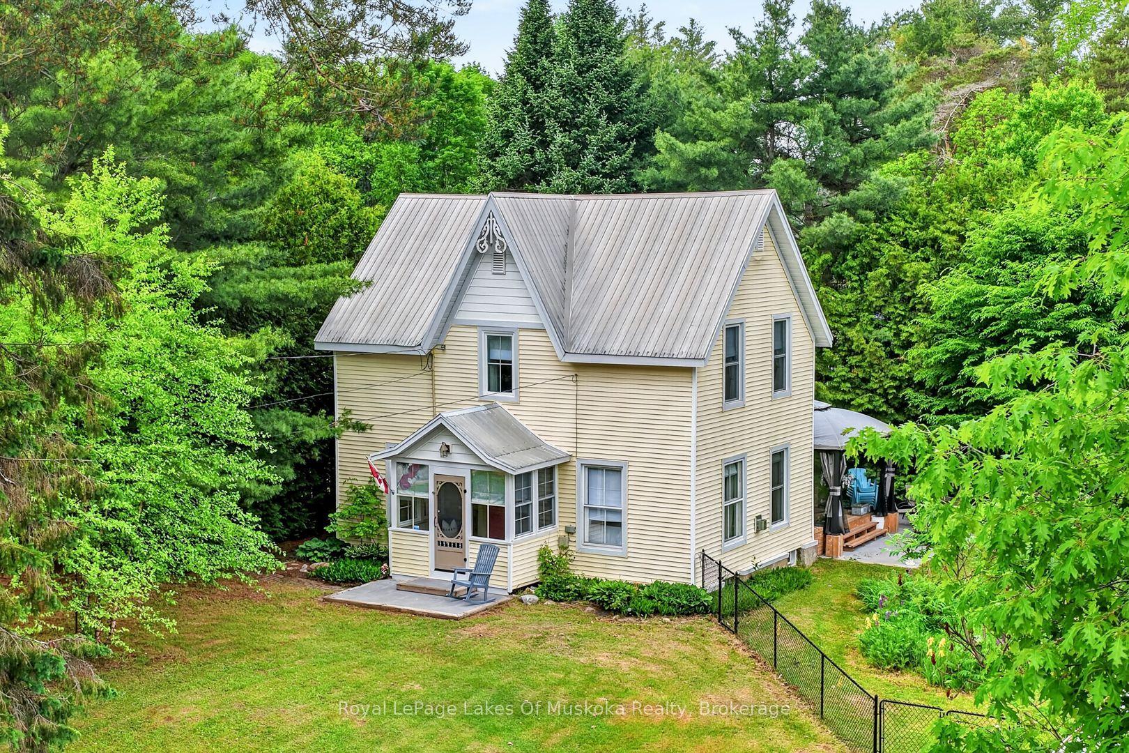 4 Spruce Street E, Lake of Bays — Detached for sale, photo 1
