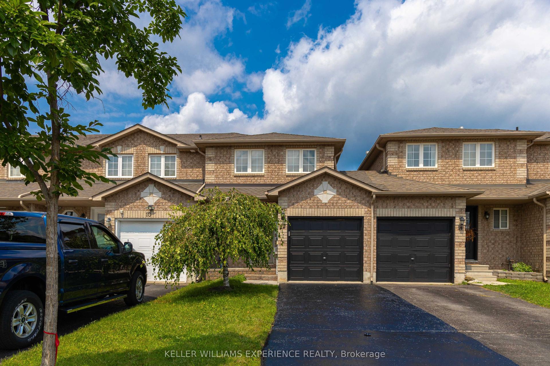 12 Monarchy Street, Barrie — Townhouse for sale, photo 1