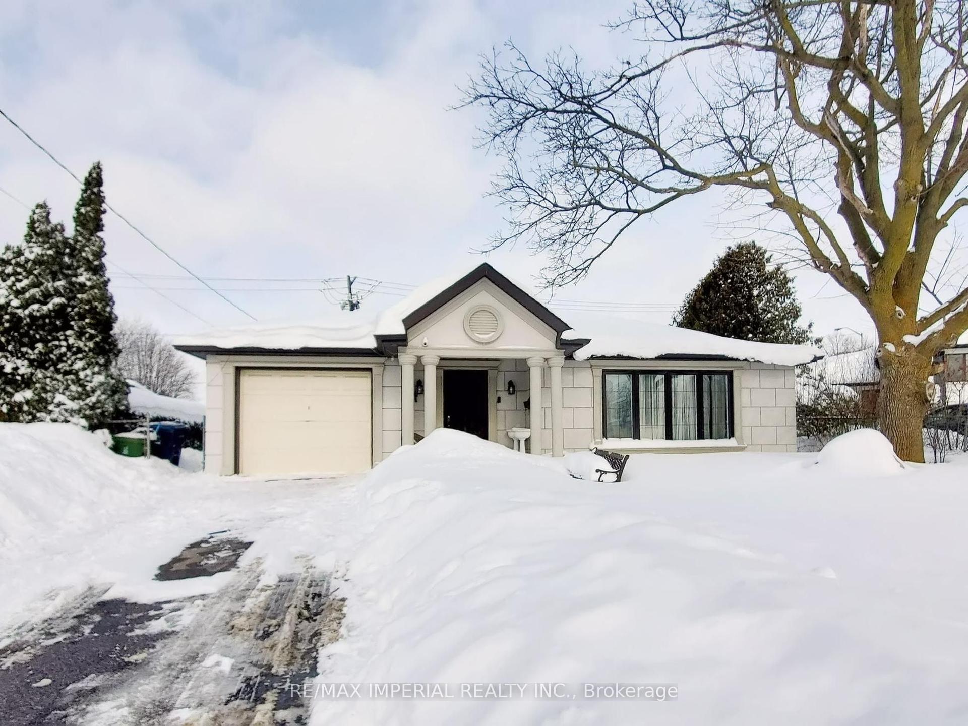 35 Waddington Crescent — photo 1