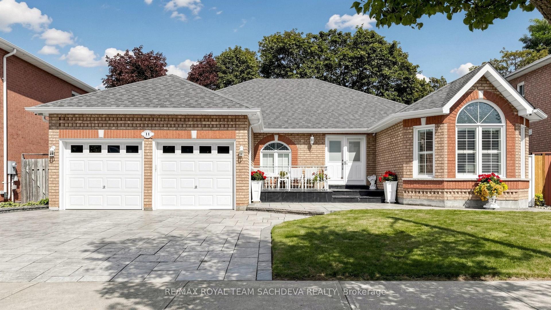 11 Devonridge Crescent, Toronto — Detached for sale, photo 1