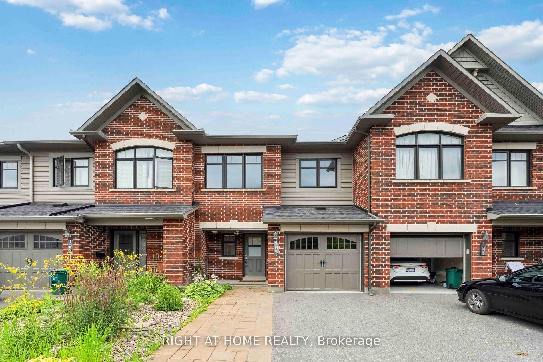 195 Mancini Way, Barrhaven — Townhouse for lease, photo 1