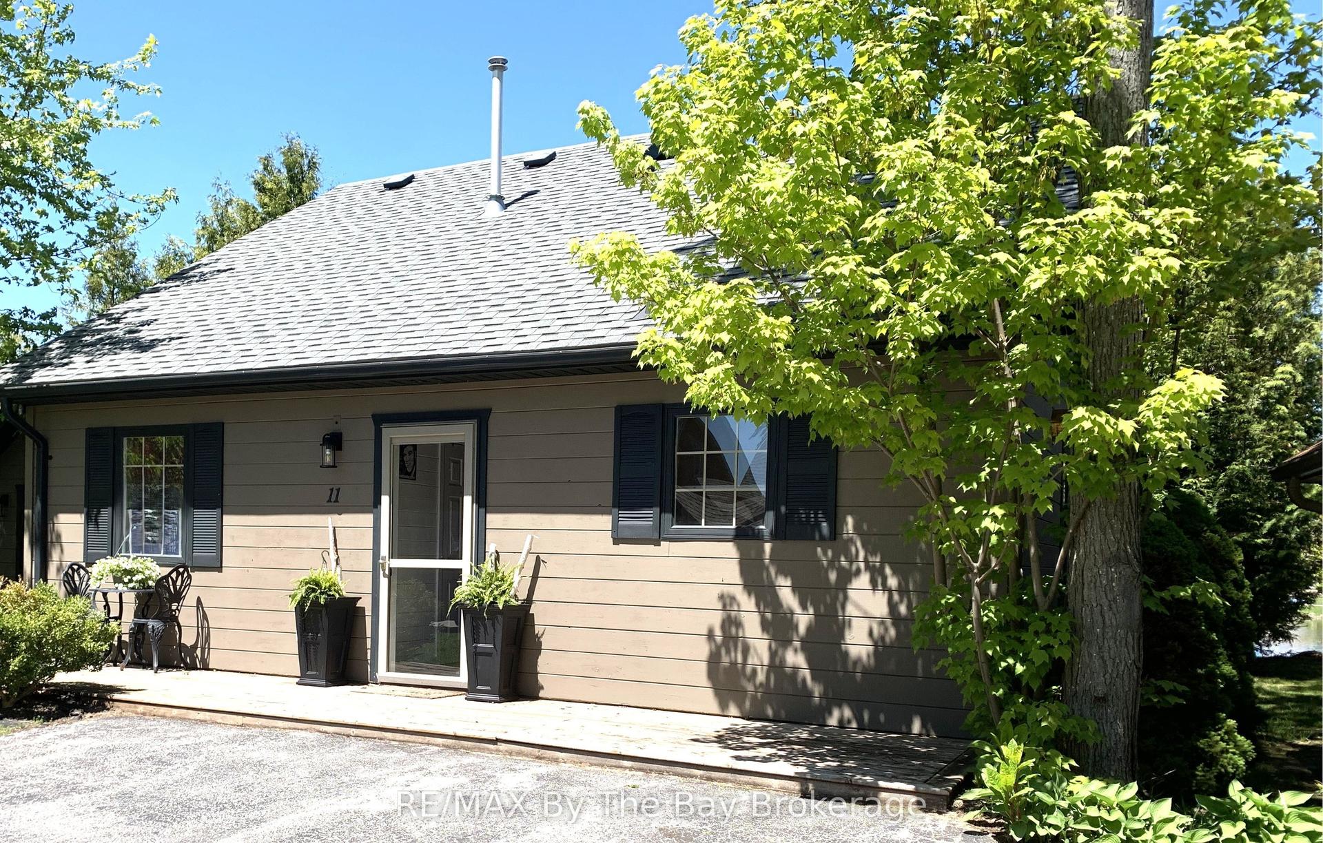 11 Cabin Crescent — photo 1