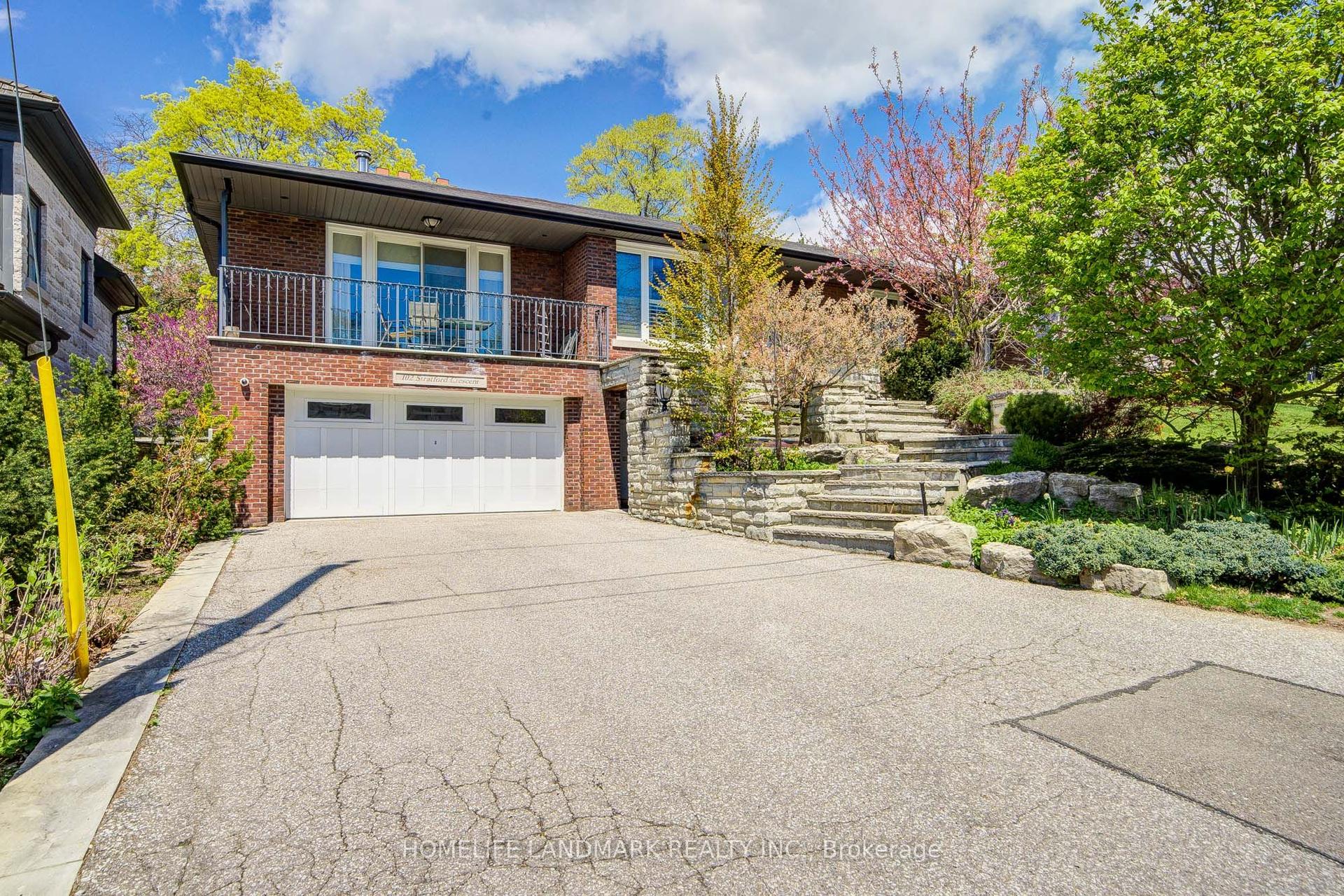 102 Stratford Crescent — photo 1