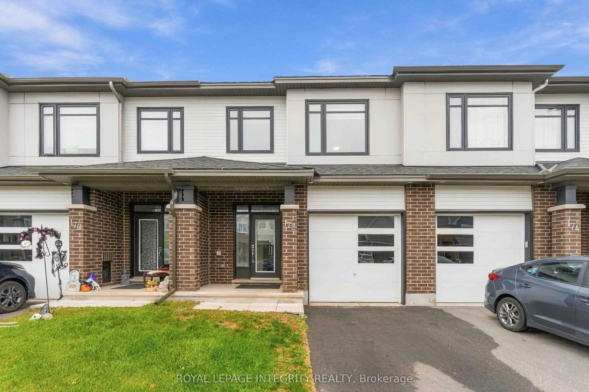 172 Angelonia Crescent, Blossom Park - Airport and Area — Townhouse for lease, photo 1