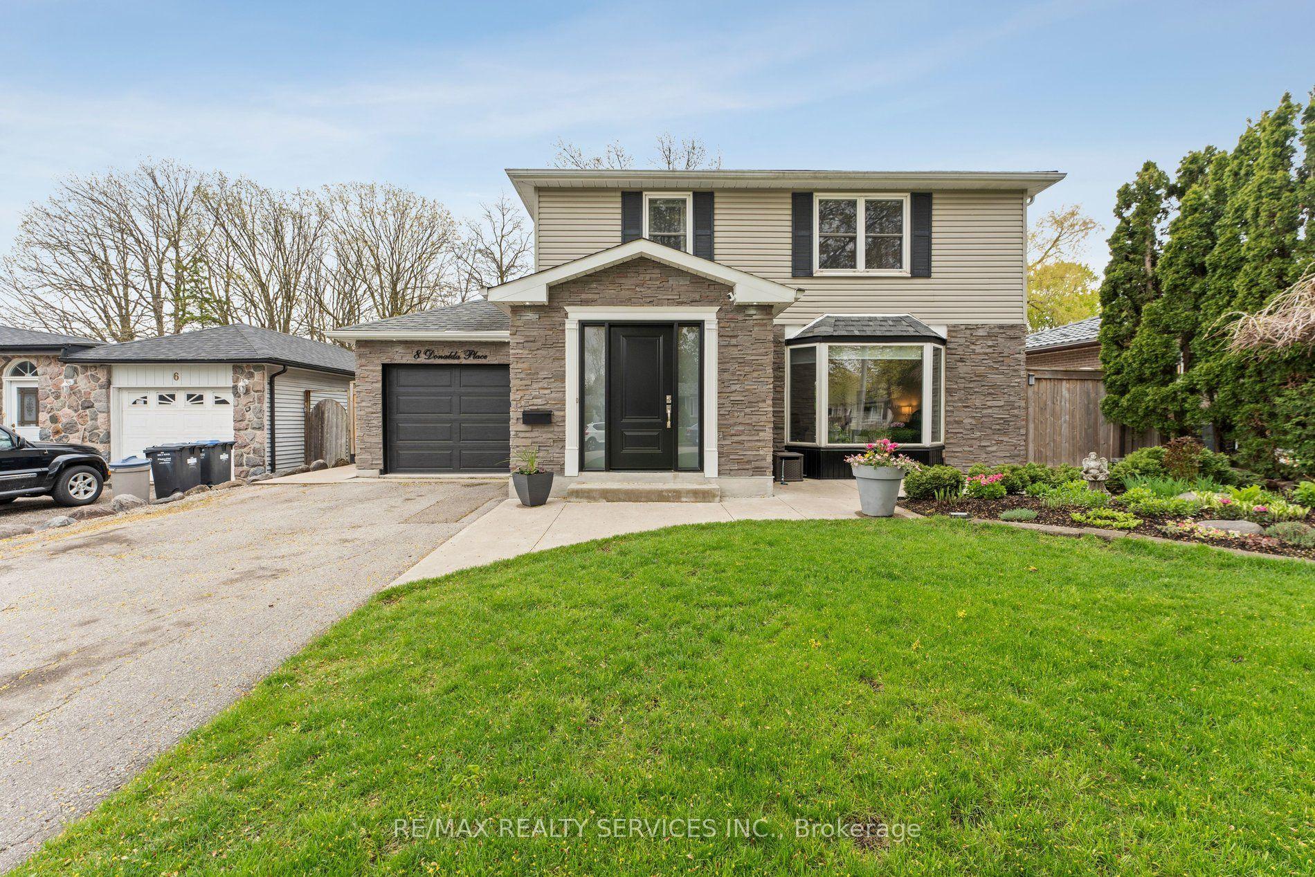 8 Donalda Place — photo 1