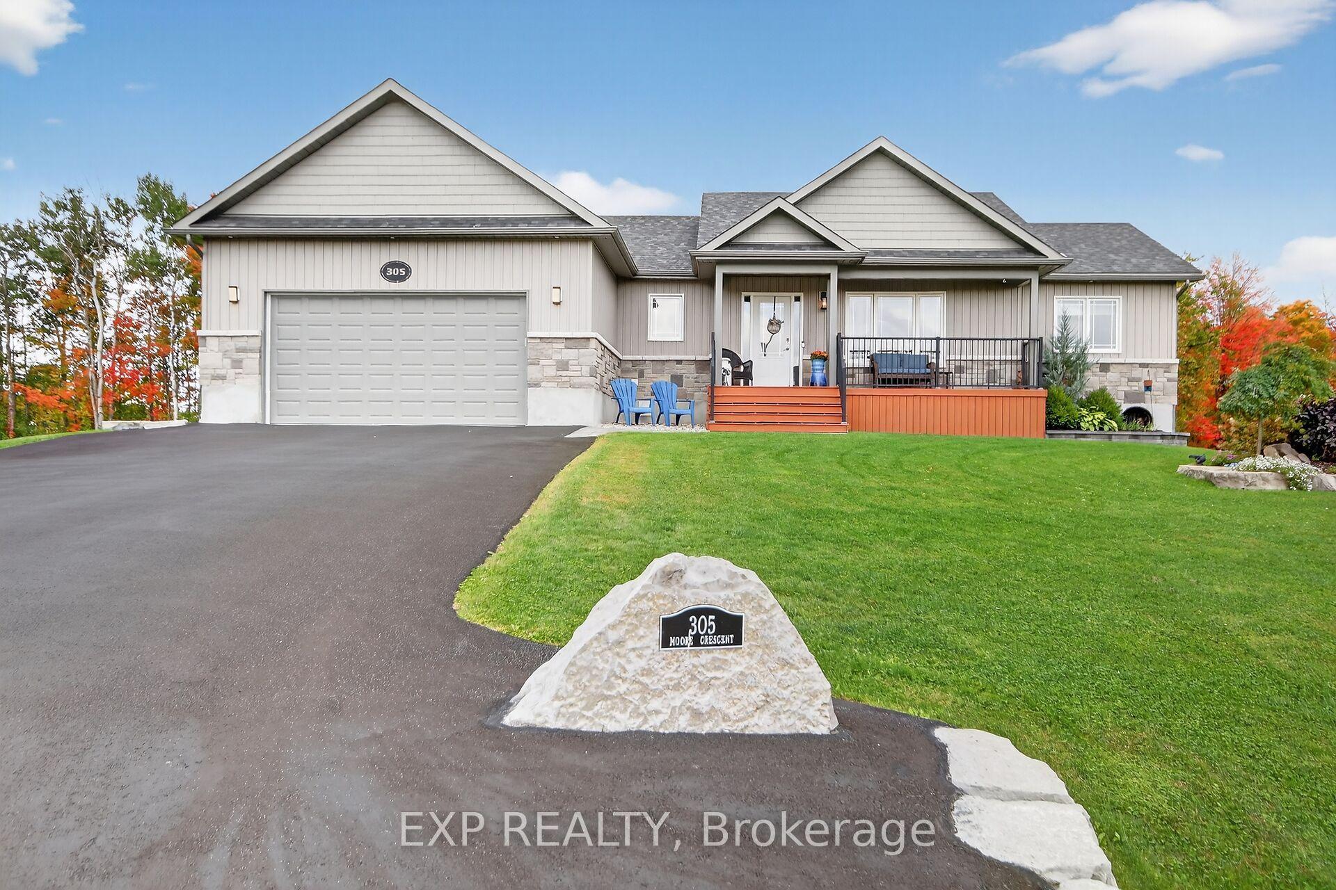 305 Moore Crescent — photo 1