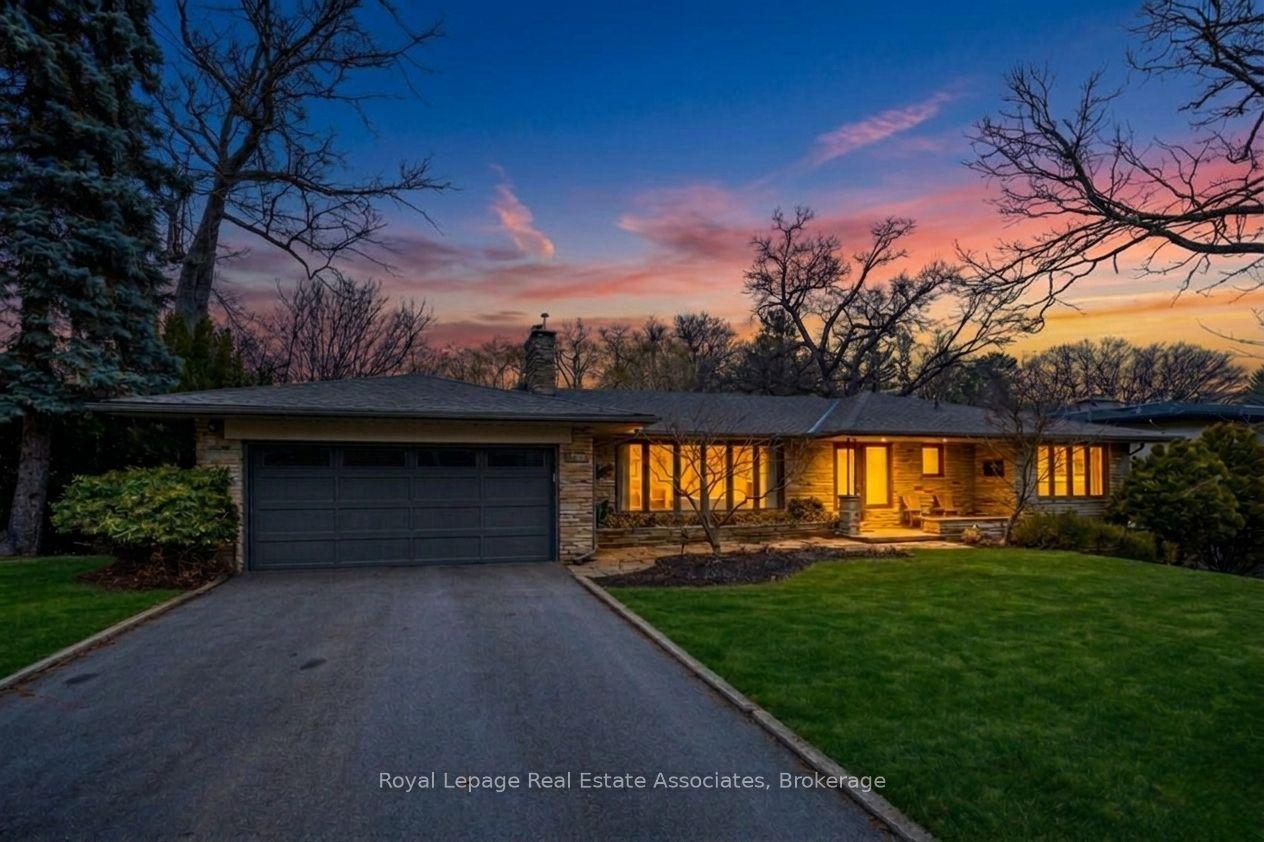 1561 Pinetree Crescent — photo 1