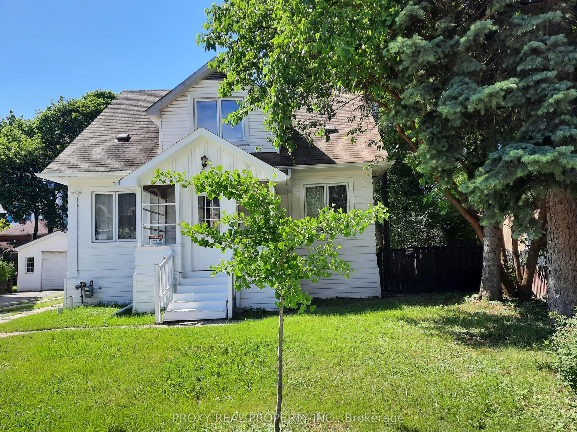 205 Maplehurst Avenue E — photo 1
