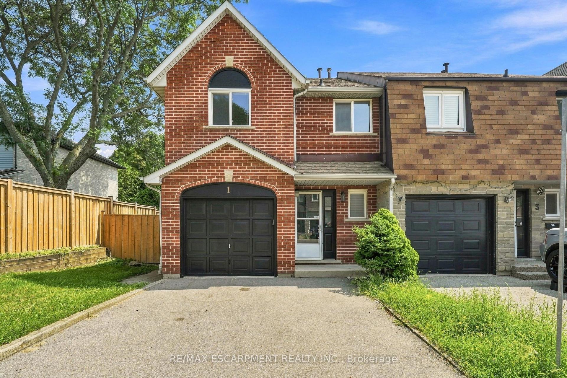 1 Perthshire Court, Hamilton — Townhouse for sale, photo 1
