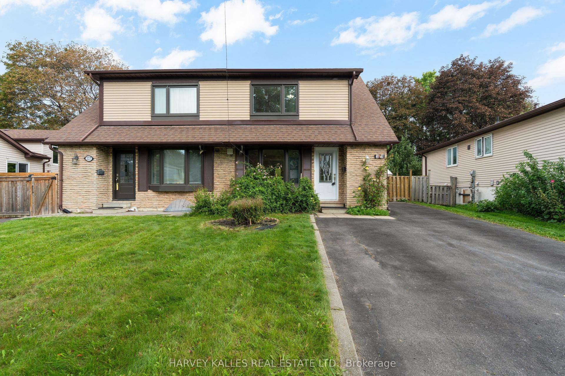 225 Hollyberry Trail, Toronto — Semi-Detached for sale, photo 1