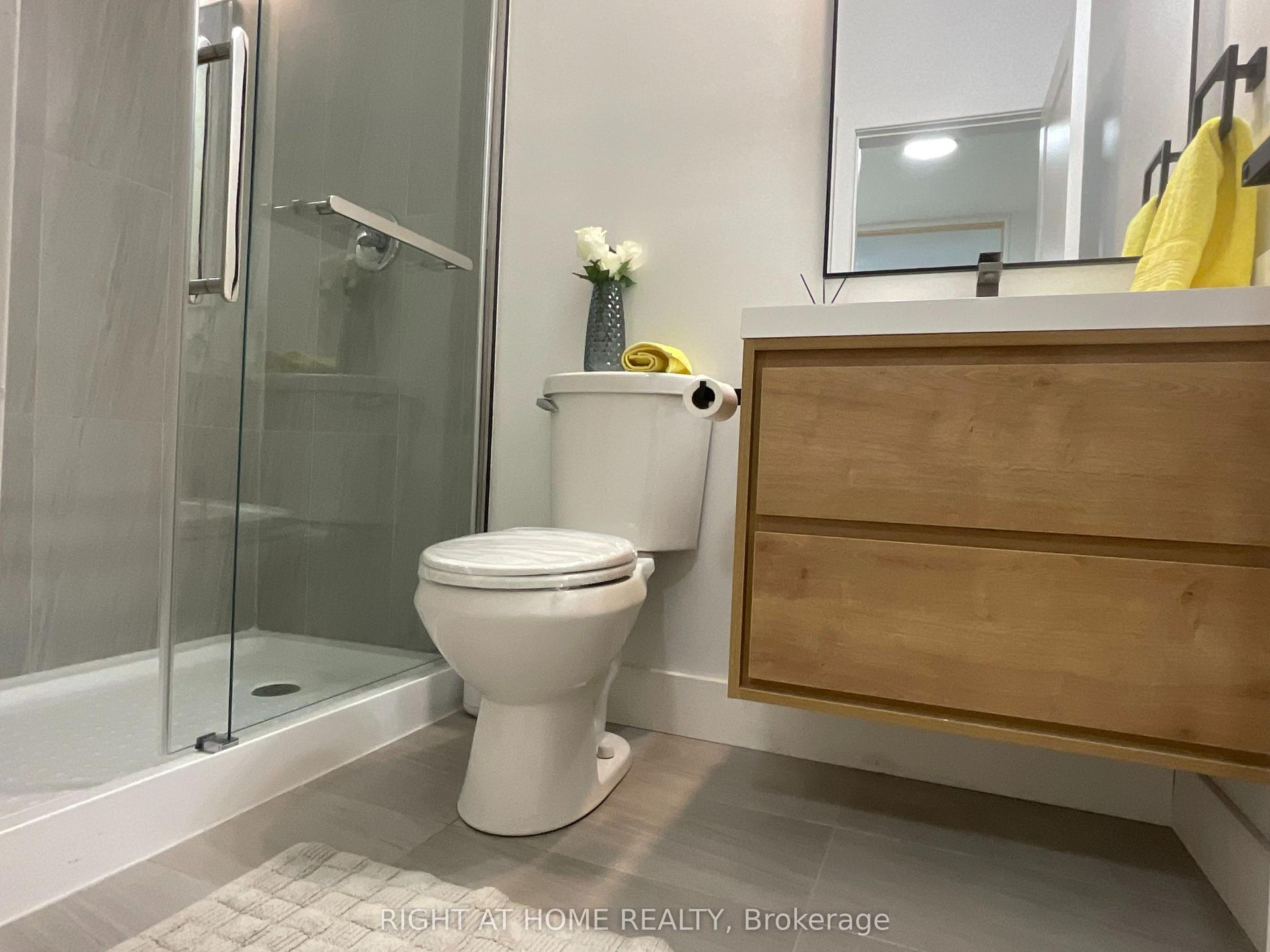 674 Manning Avenue, Toronto — Detached for lease, photo 1