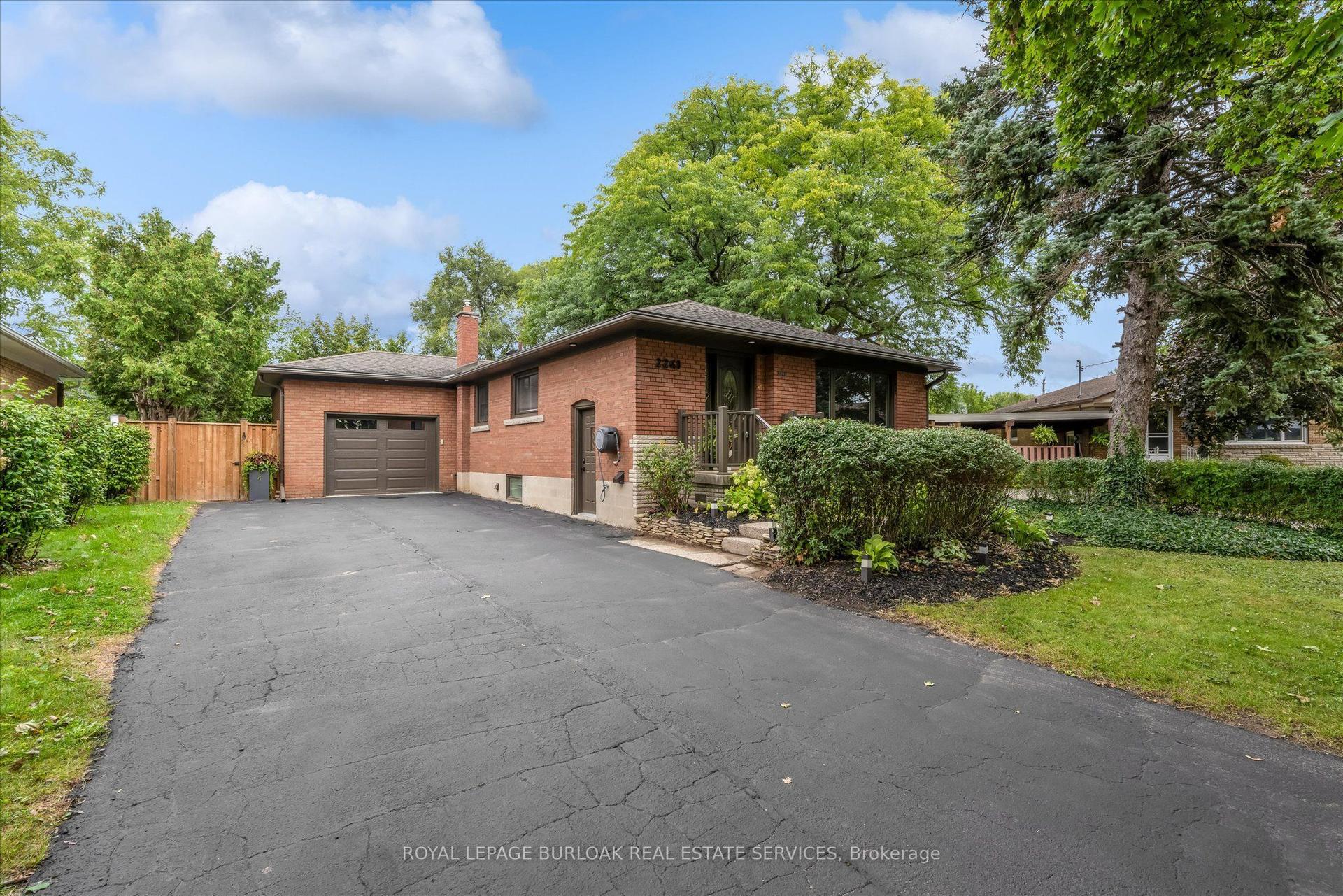 2241 Joyce Street, Burlington — Detached for sale, photo 1