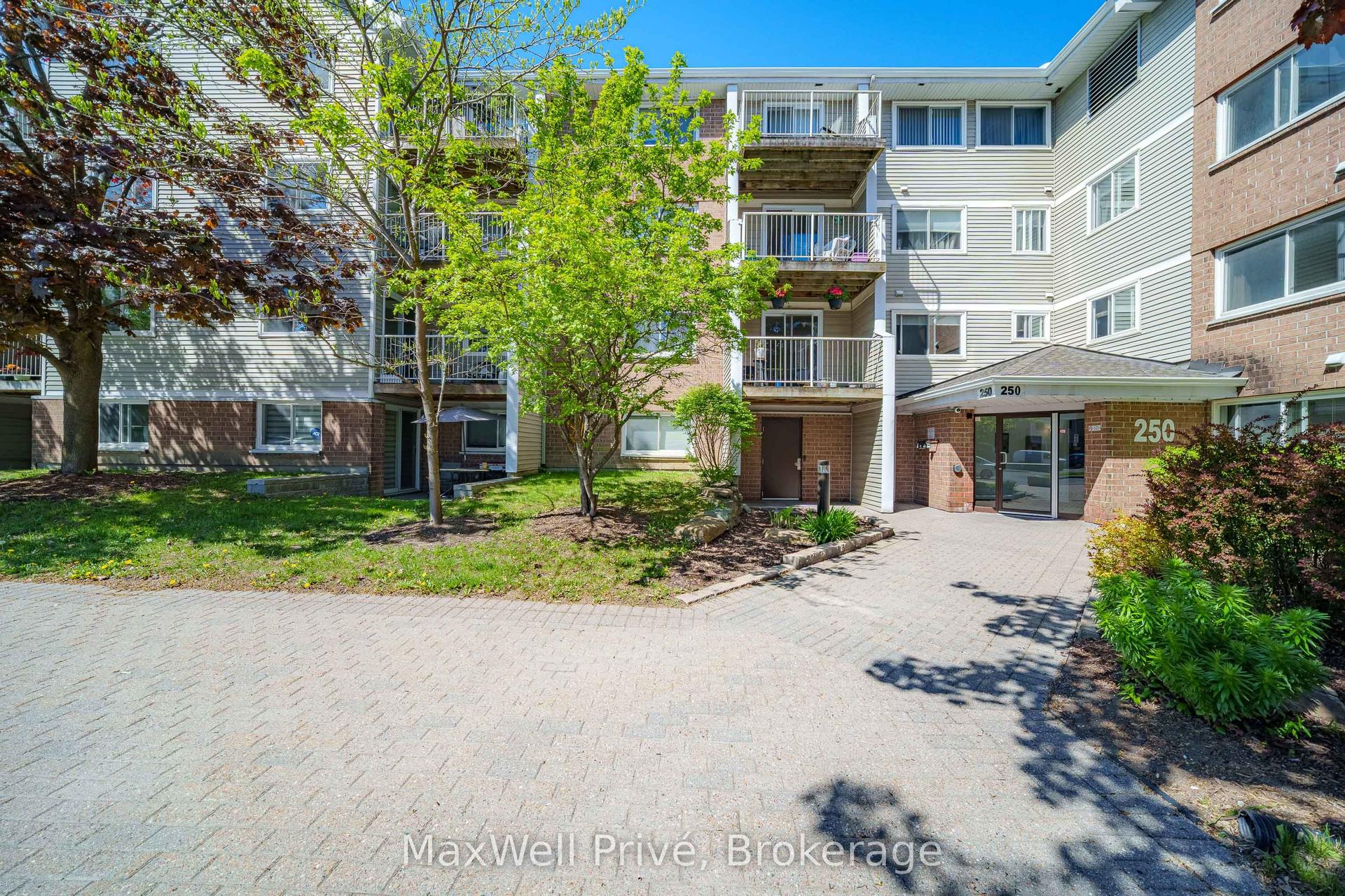 250 Brittany Drive 318 #318, Manor Park - Cardinal Glen and Area — Condo for sale, photo 1