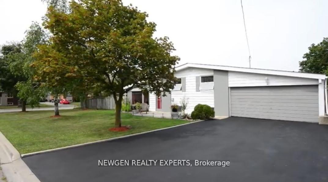 11 Lawrence Crescent — photo 1