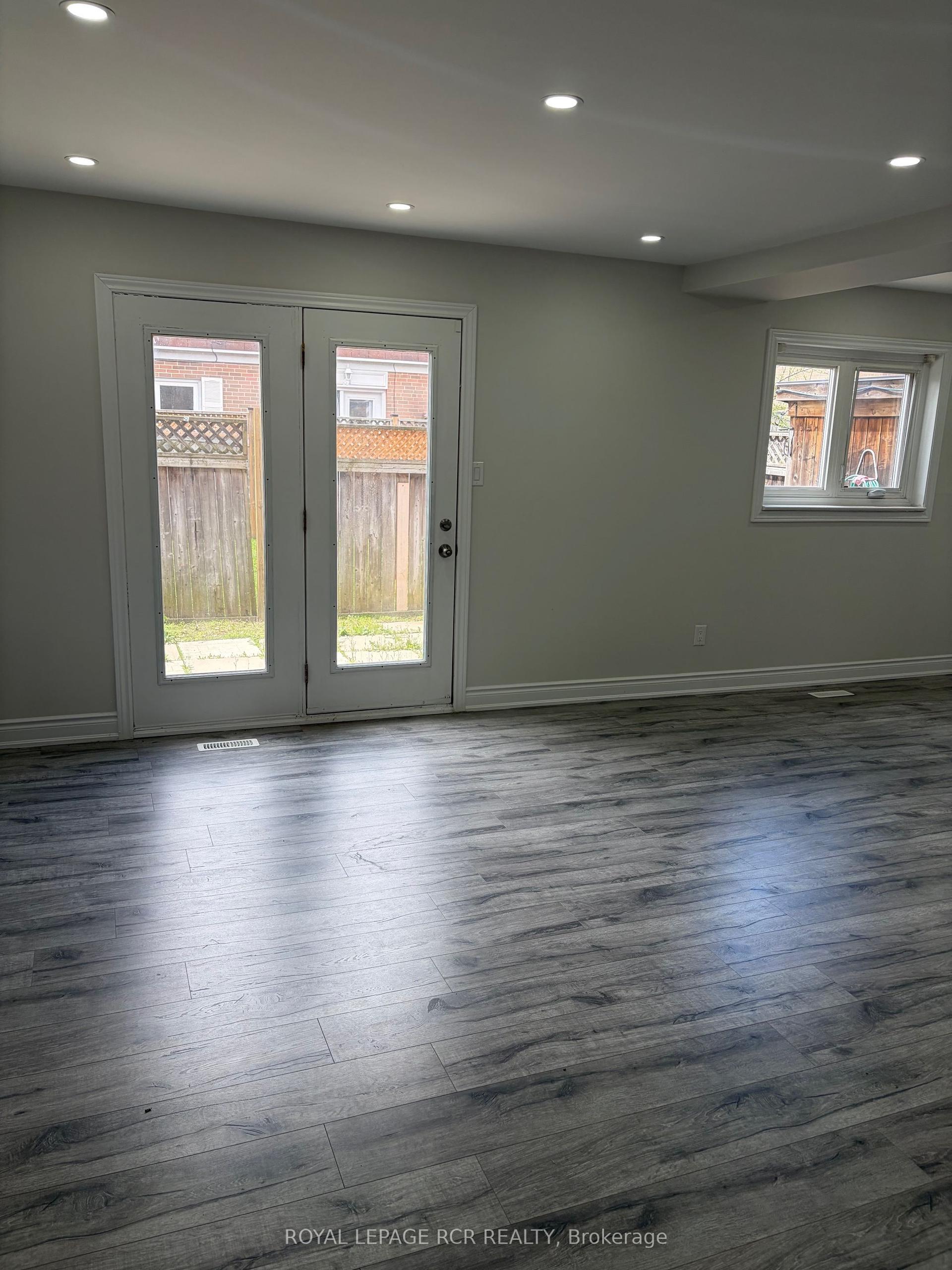 41 Town House Crescent — photo 1
