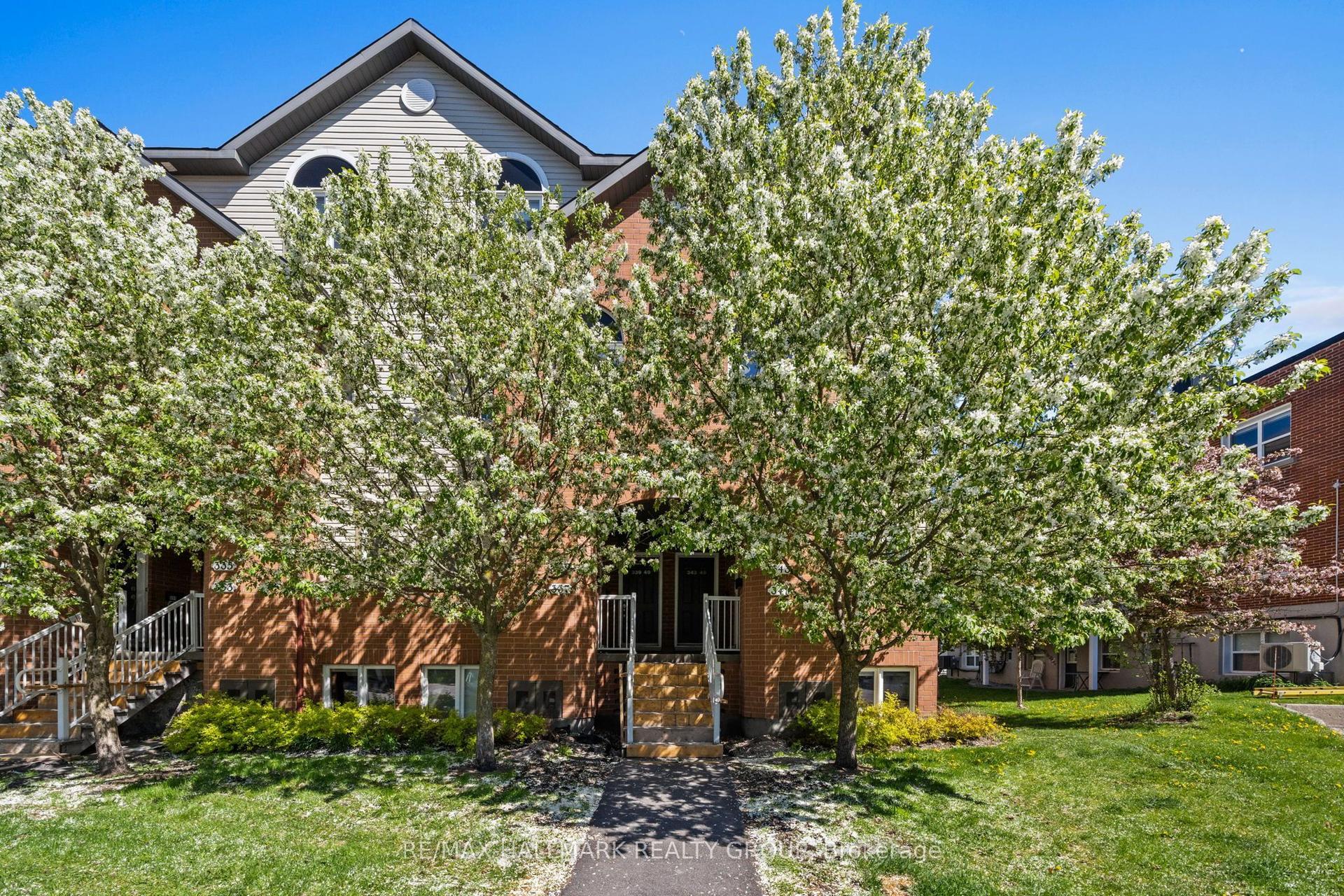 49 Jardin Private 343 #343, Manor Park - Cardinal Glen and Area — Condo Town for lease, photo 1