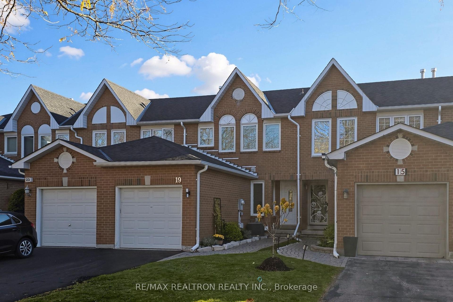 19 Cashel Court, Aurora — Townhouse for sale, photo 1