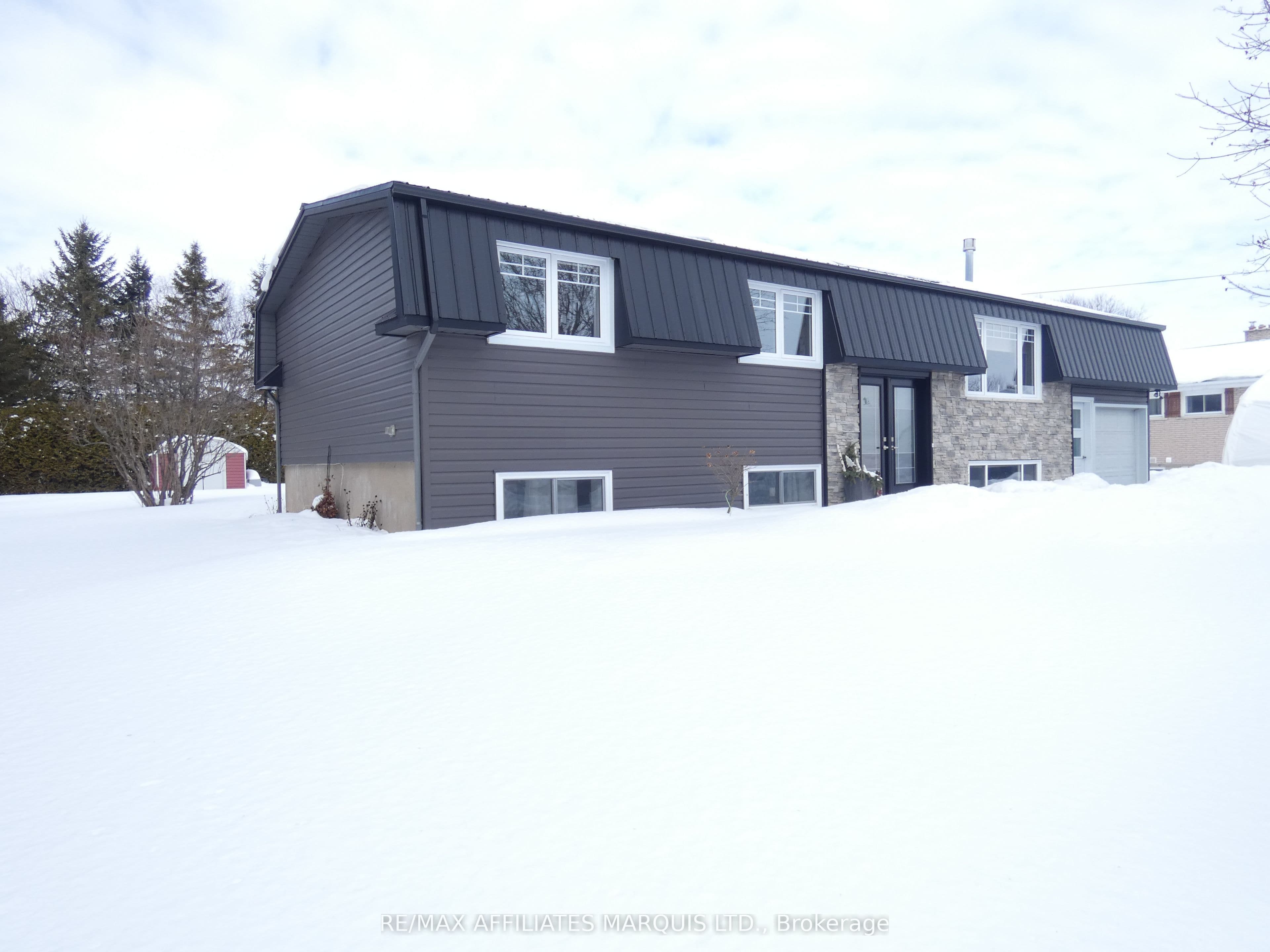 20391 Park Crescent — photo 1