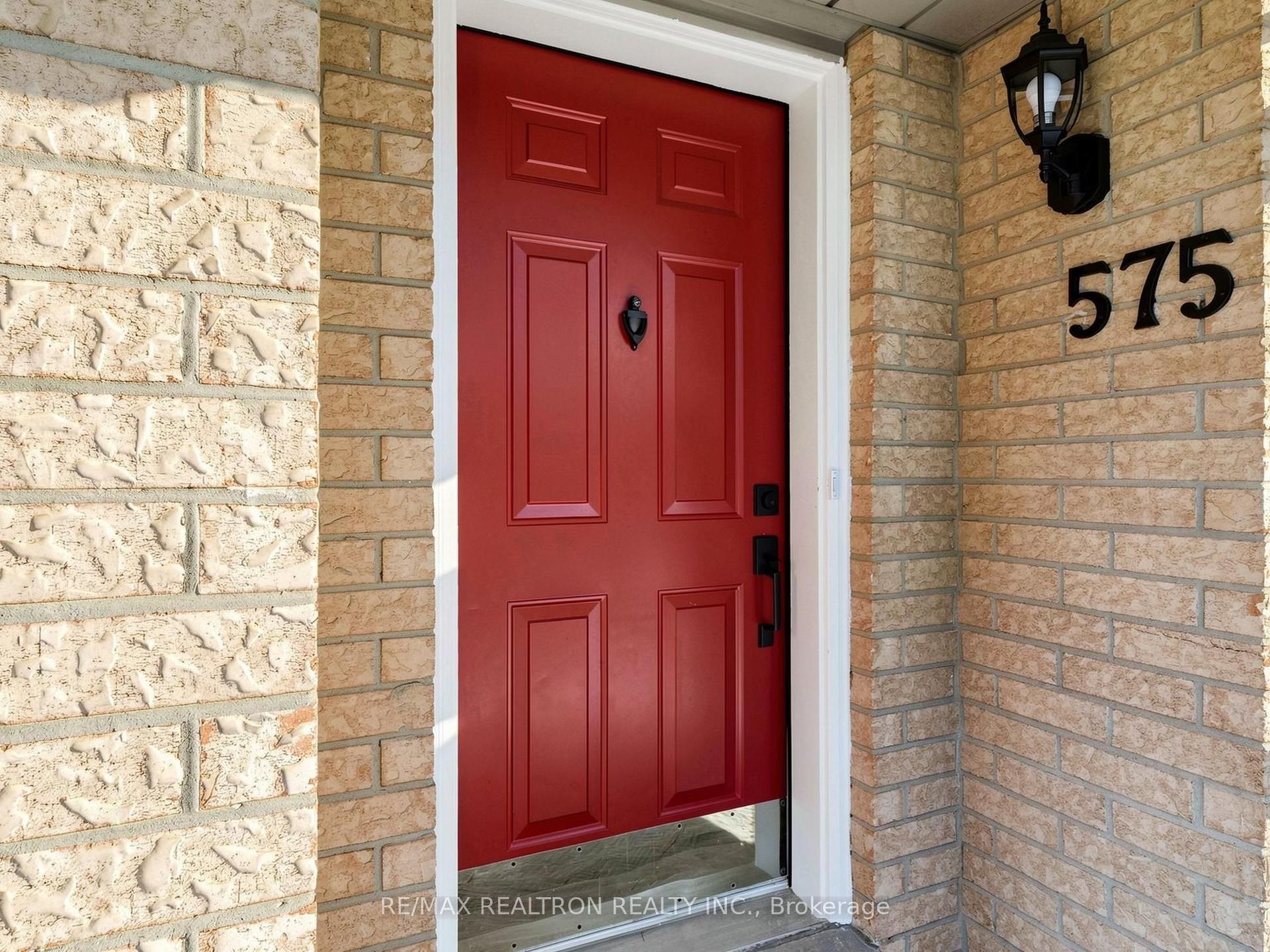 575 Walpole Crescent — photo 1