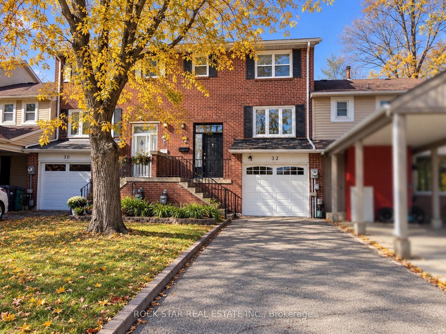 32 Lansing Square, Brampton — Townhouse for sale, photo 1