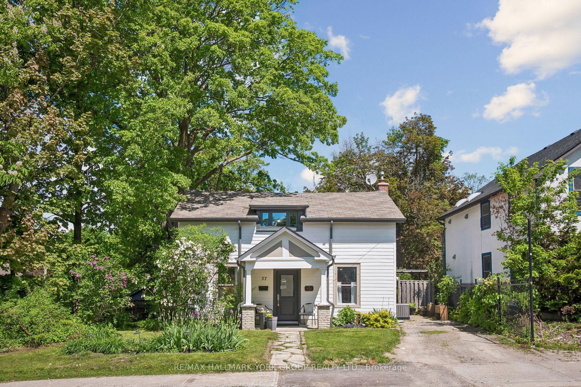 37 Arnold Crescent — photo 1