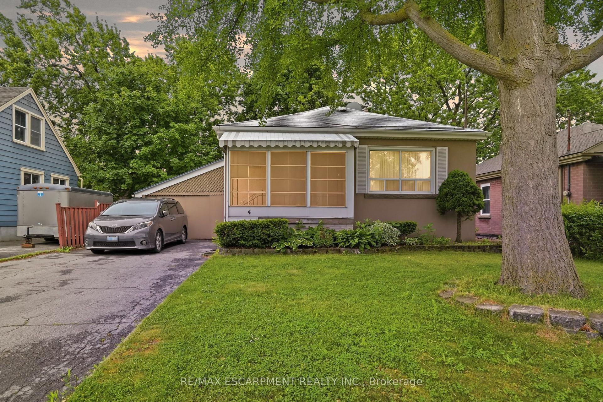4 Duncombe Drive — photo 1